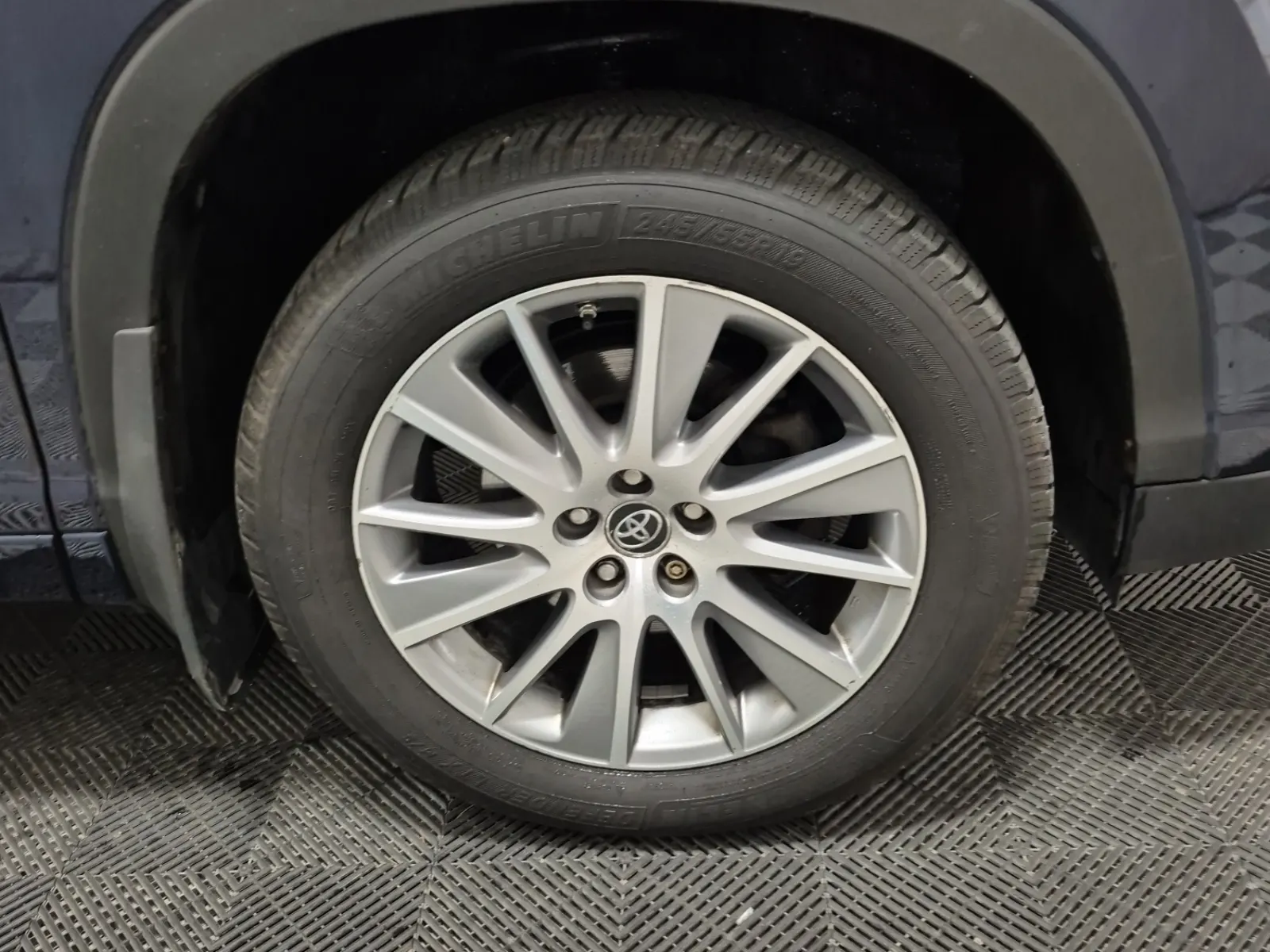 Right Front Wheel/Tire Photo