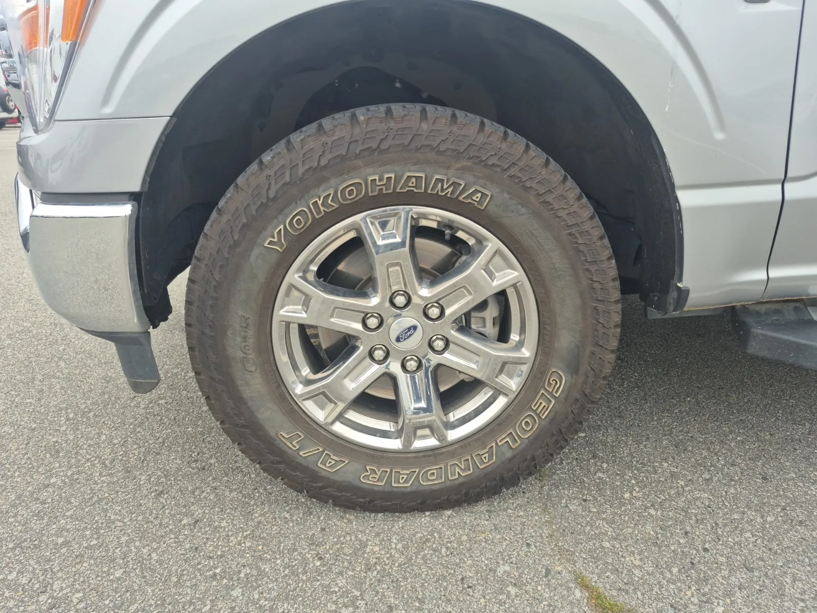 Front driver wheel/tire photo