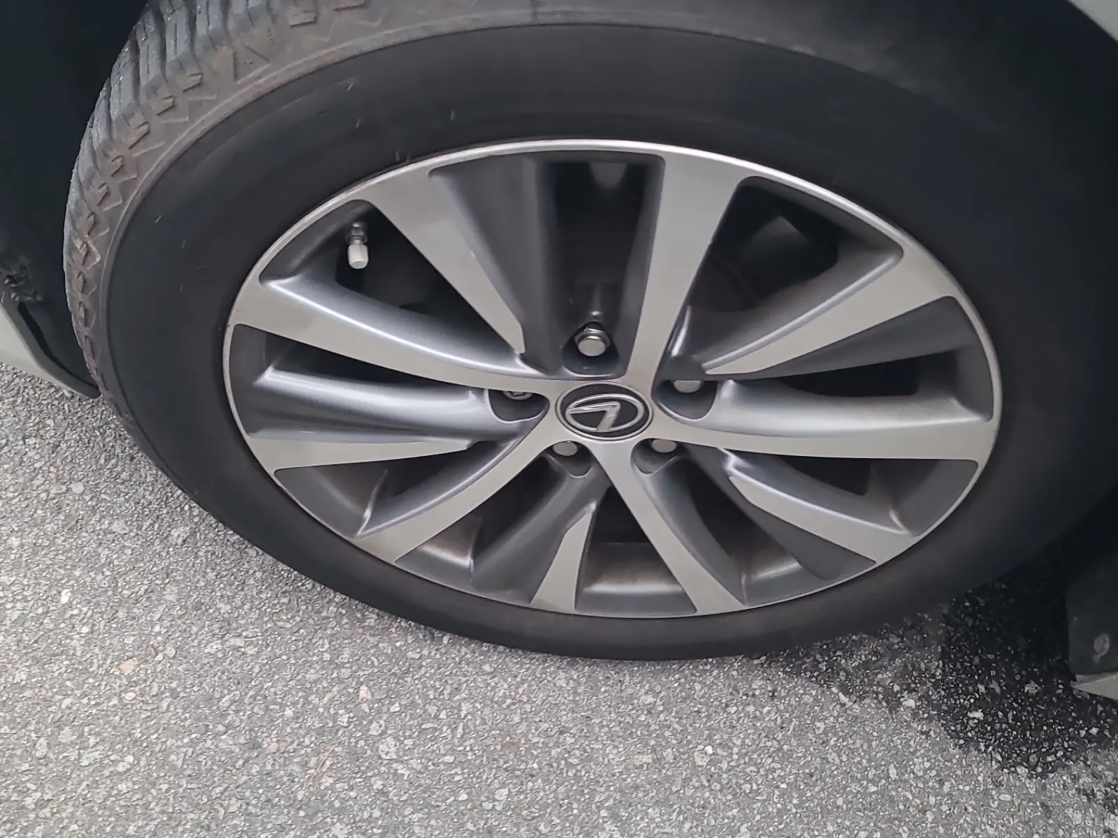 Front driver wheel/tire photo