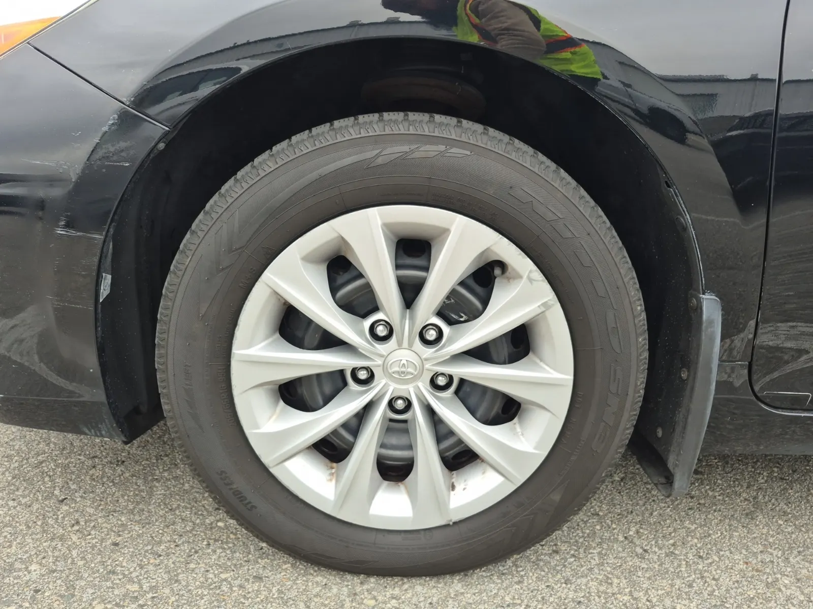 Front driver wheel/tire photo