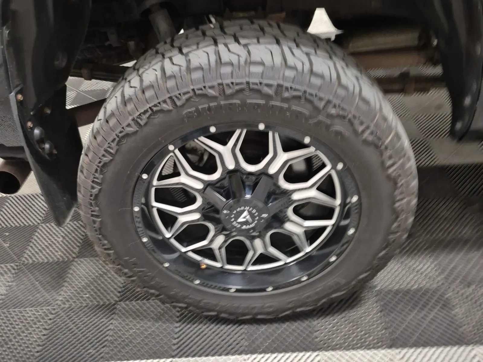 Right Rear Wheel/Tire Photo