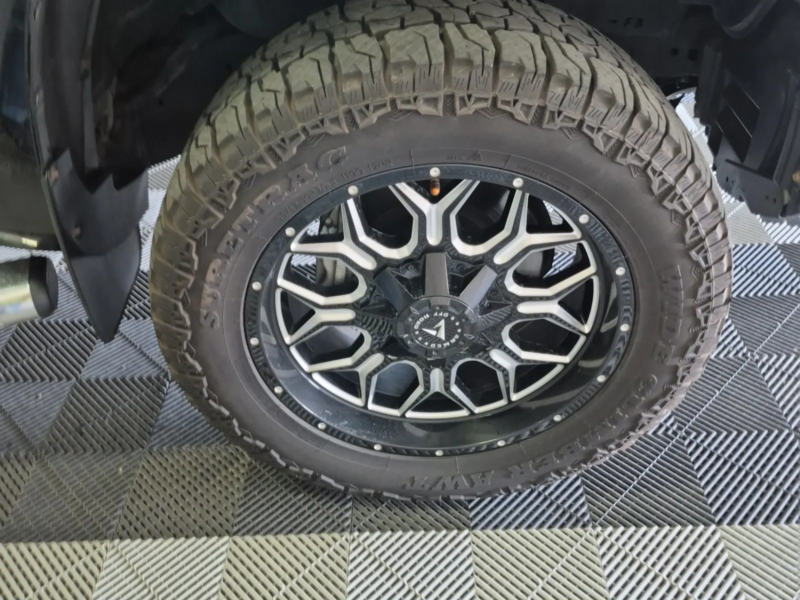 Right Front Wheel/Tire Photo