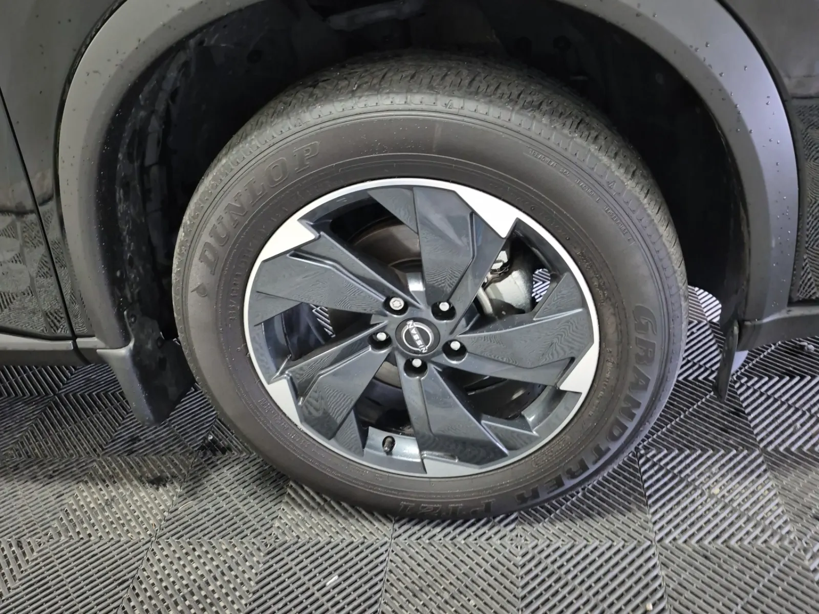 Right Front Wheel/Tire Photo