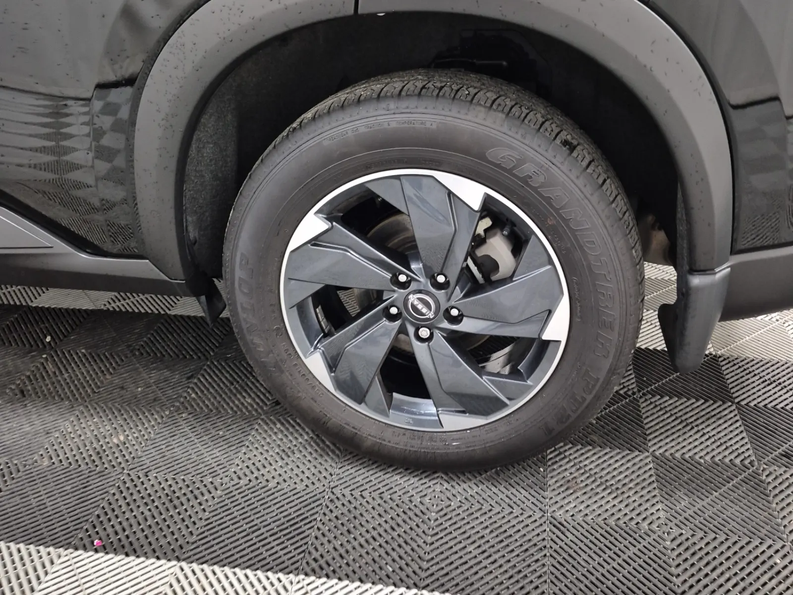 Left Rear Wheel/Tire Photo