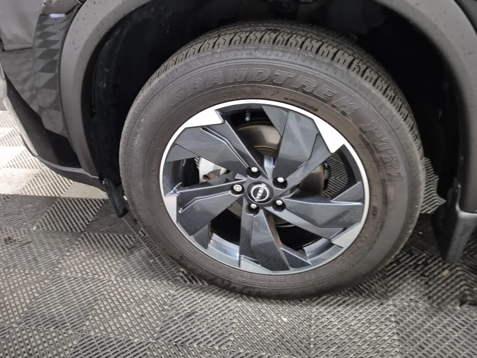 Front driver wheel/tire photo