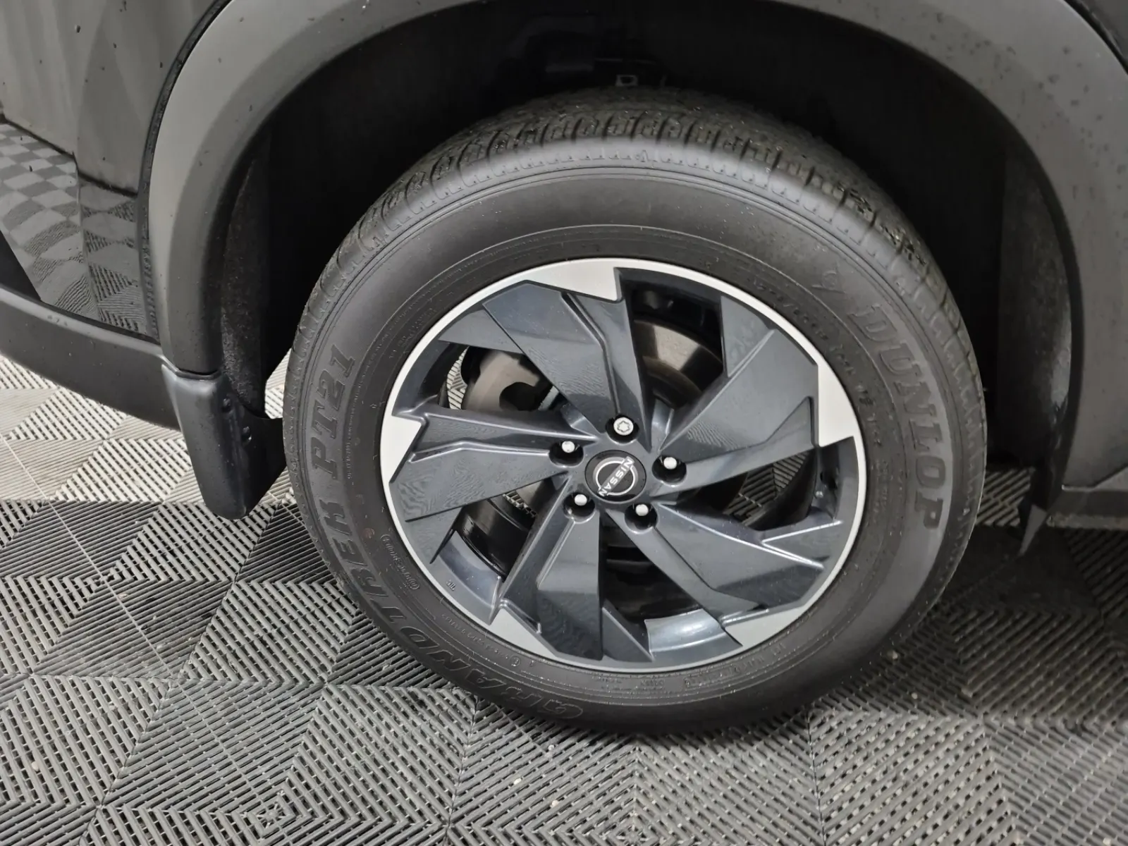 Right Rear Wheel/Tire Photo