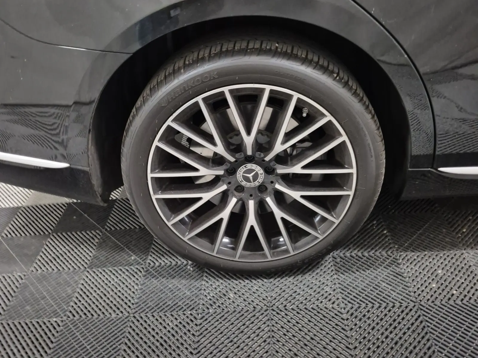 Right Rear Wheel/Tire Photo