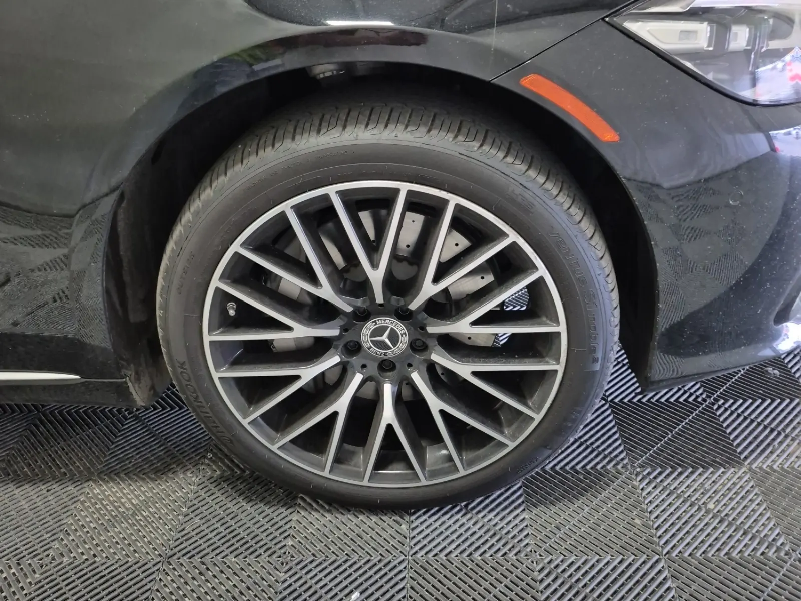 Right Front Wheel/Tire Photo