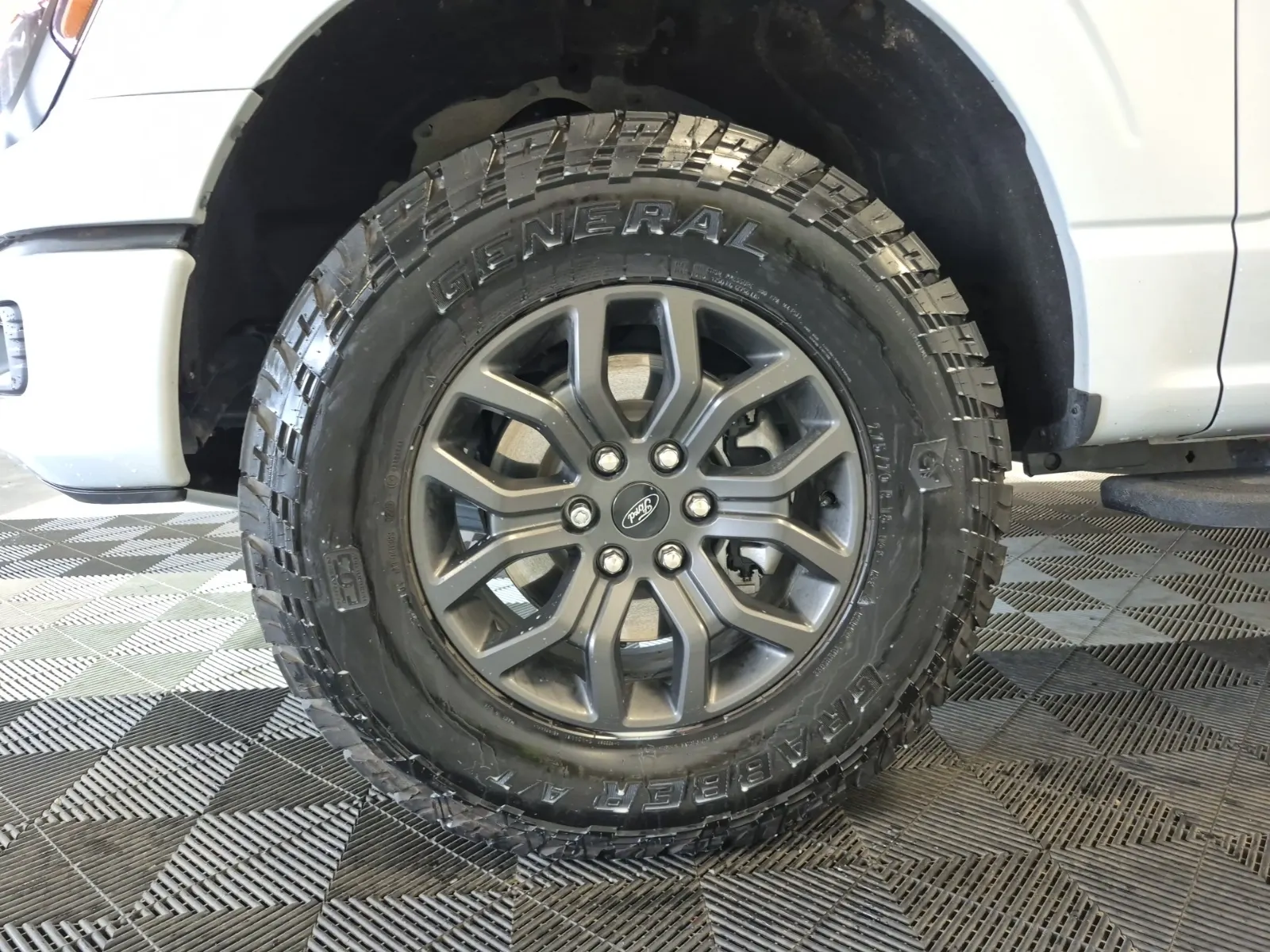 Front driver wheel/tire photo