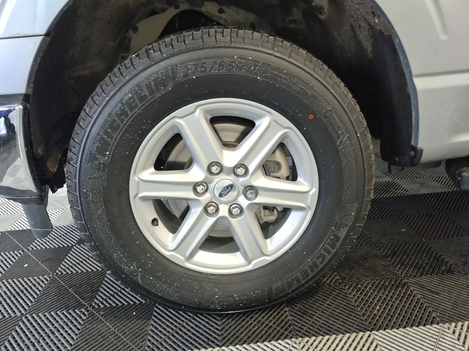 Front driver wheel/tire photo