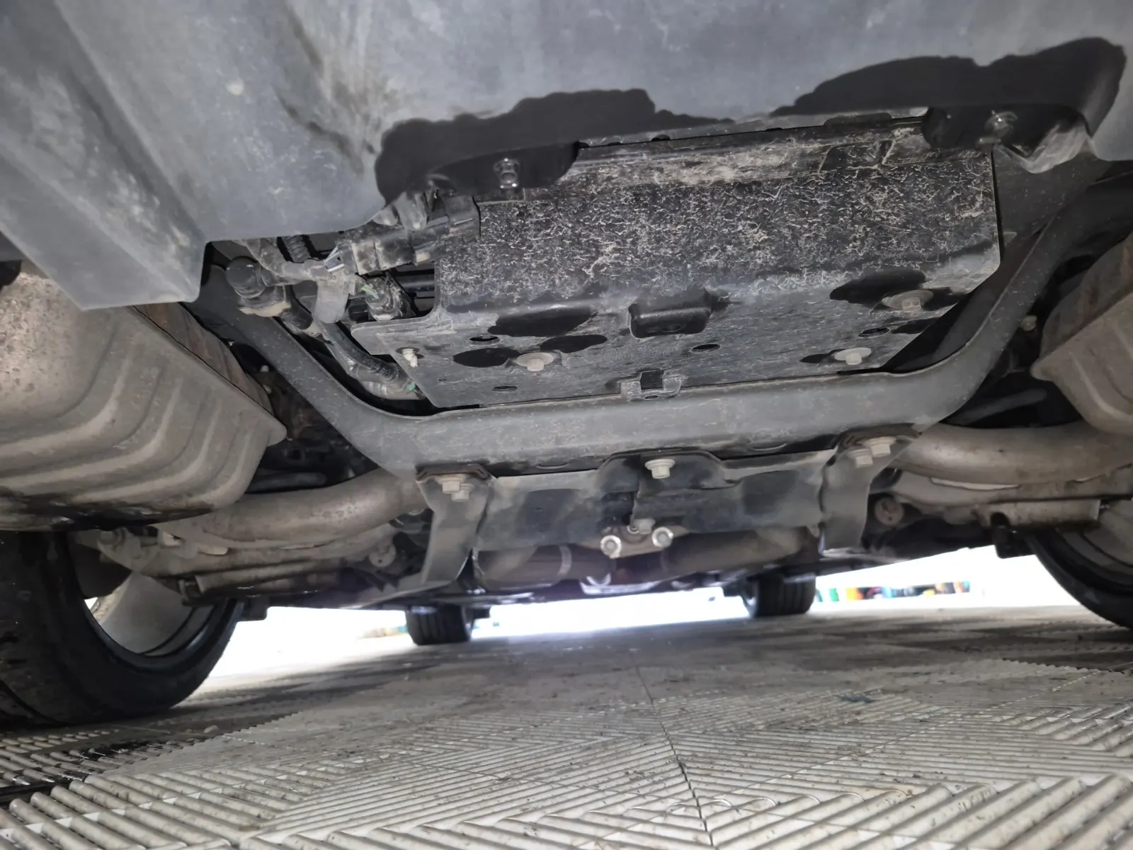Undercarriage - Rear Photo