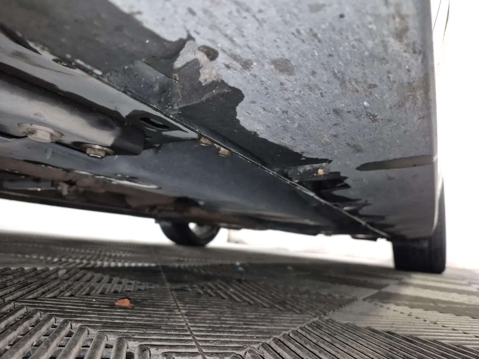 Undercarriage - Driver Photo