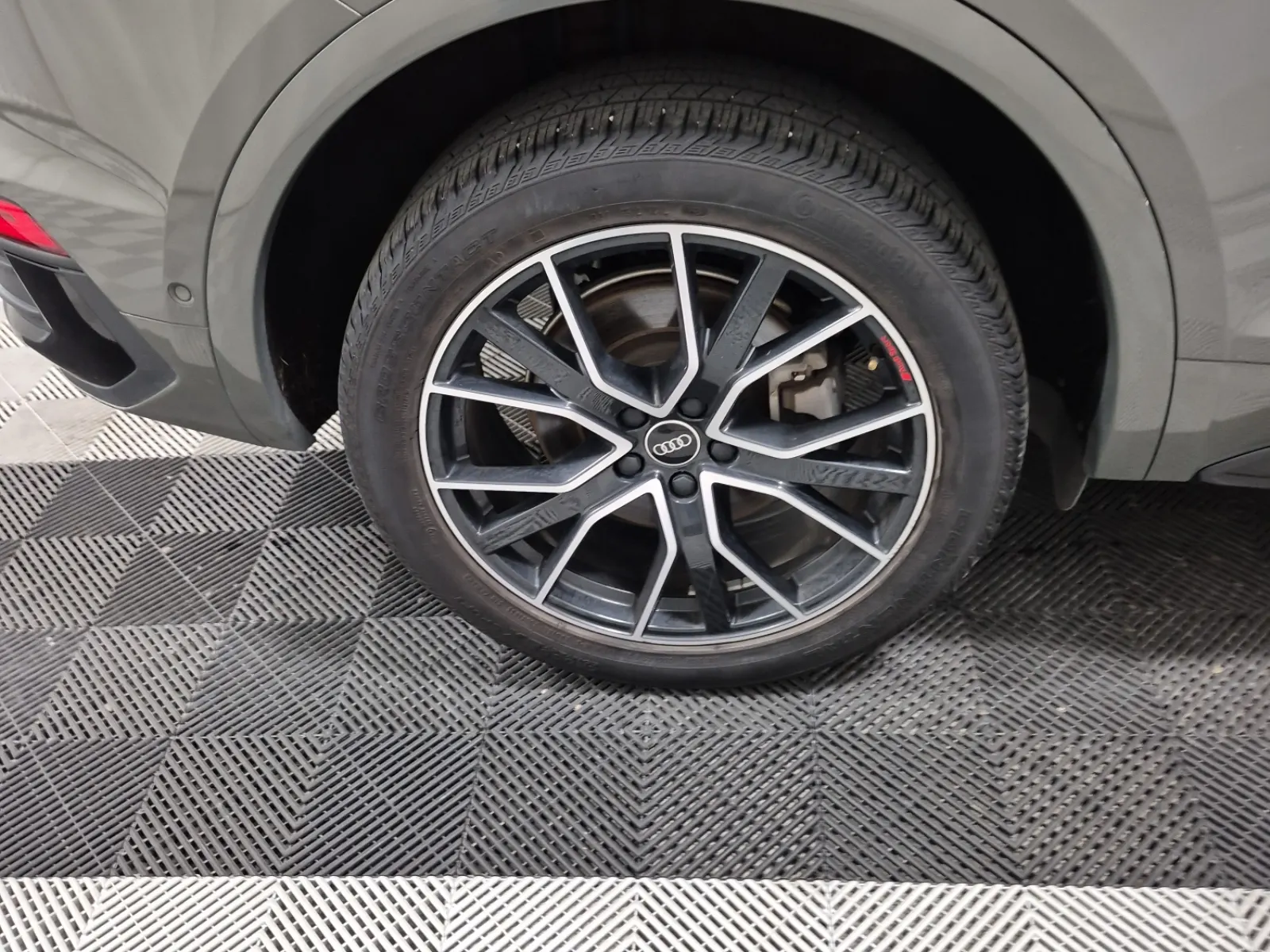 Right Rear Wheel/Tire Photo