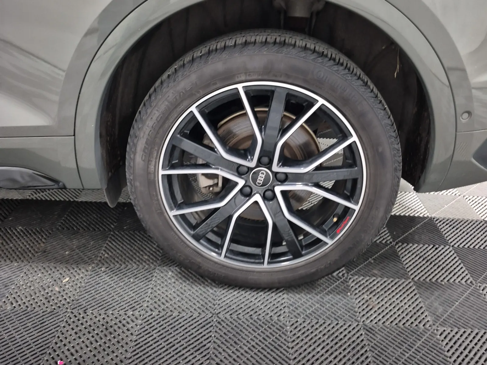 Left Rear Wheel/Tire Photo