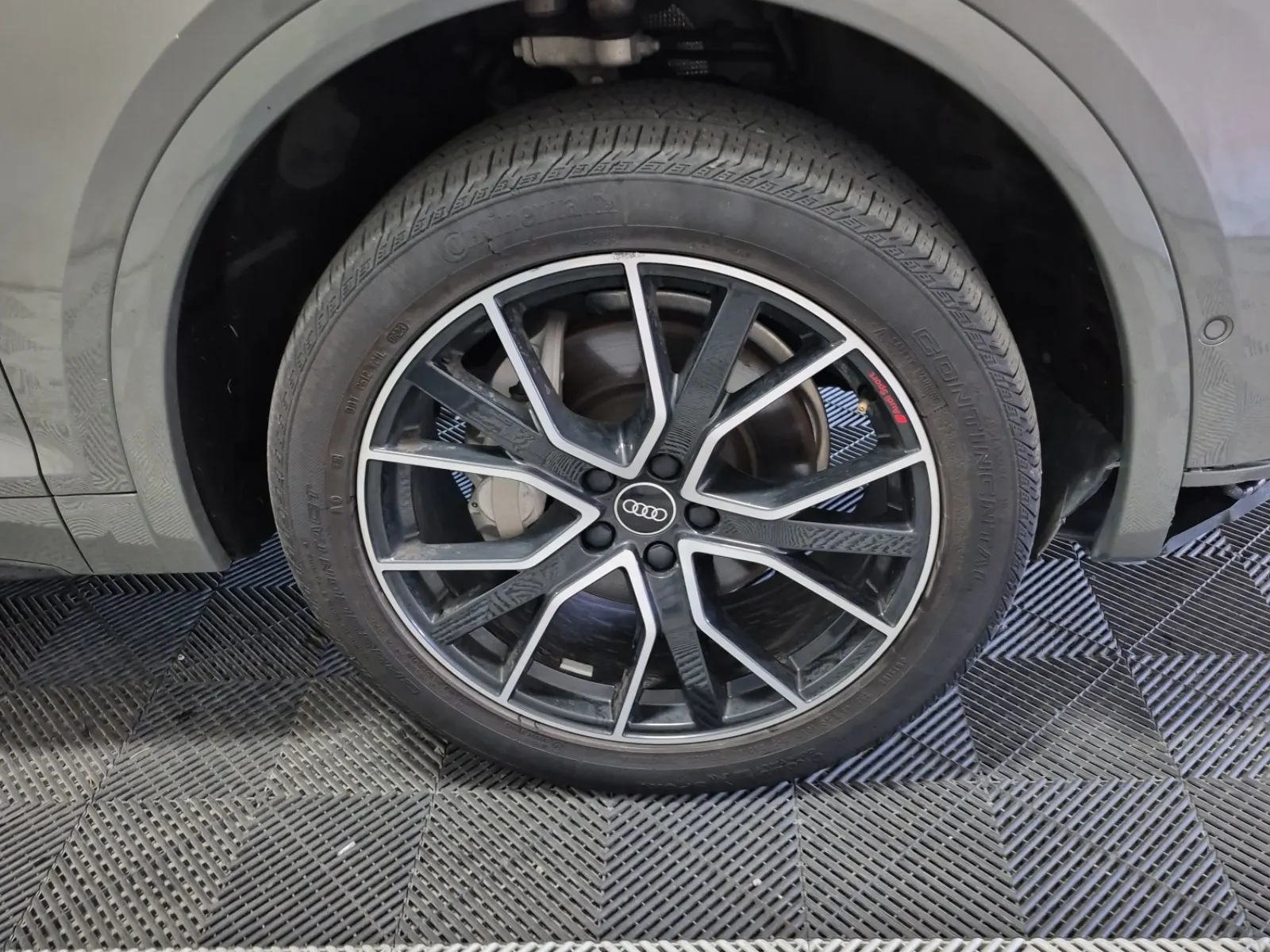 Right Front Wheel/Tire Photo