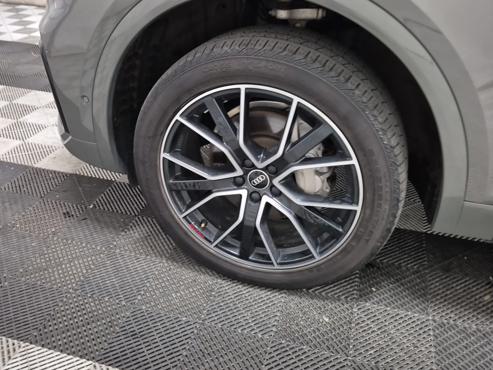 Front driver wheel/tire photo
