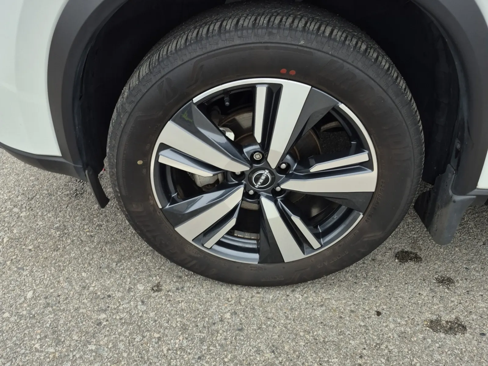 Front driver wheel/tire photo