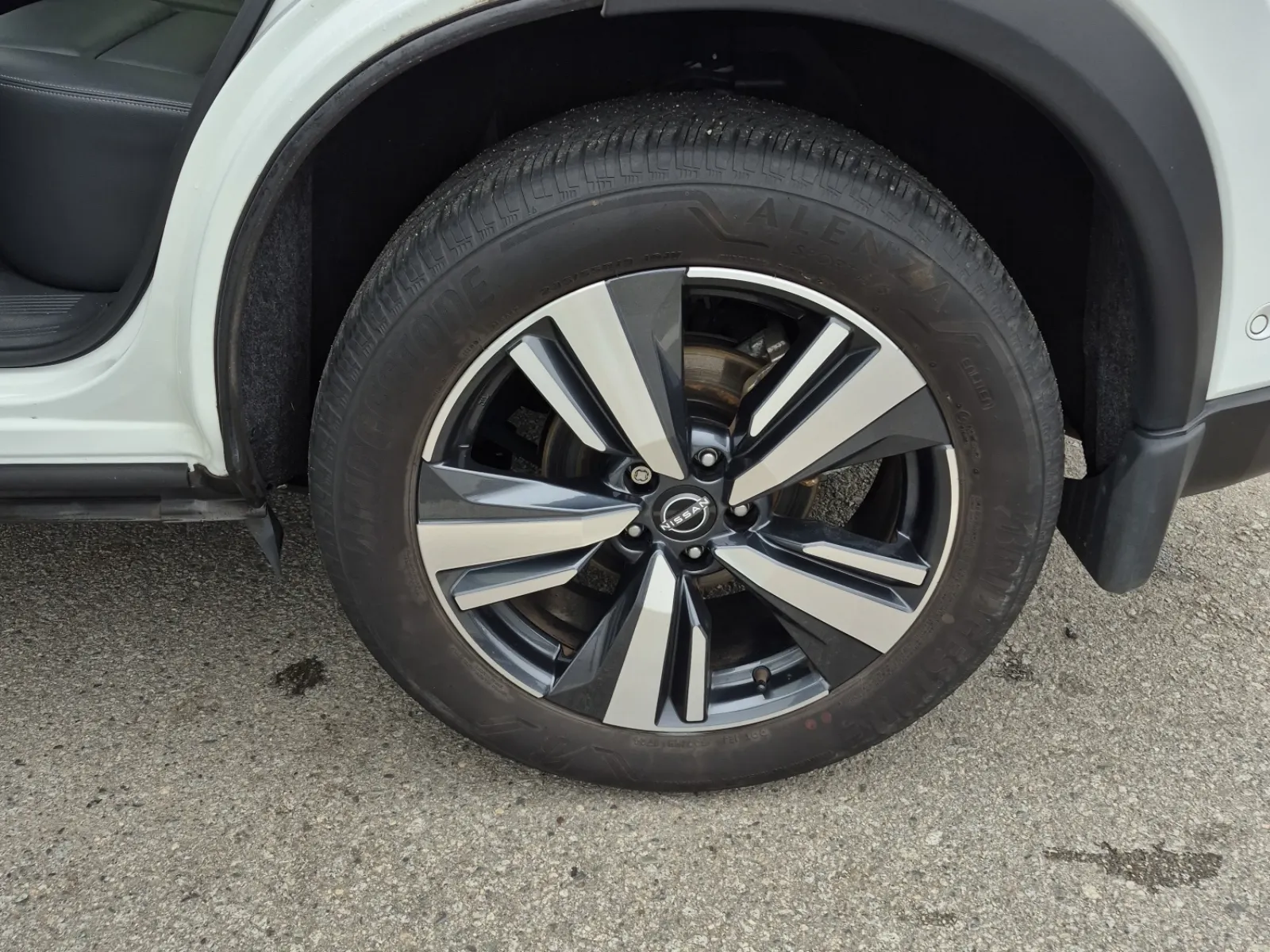 Left Rear Wheel/Tire Photo