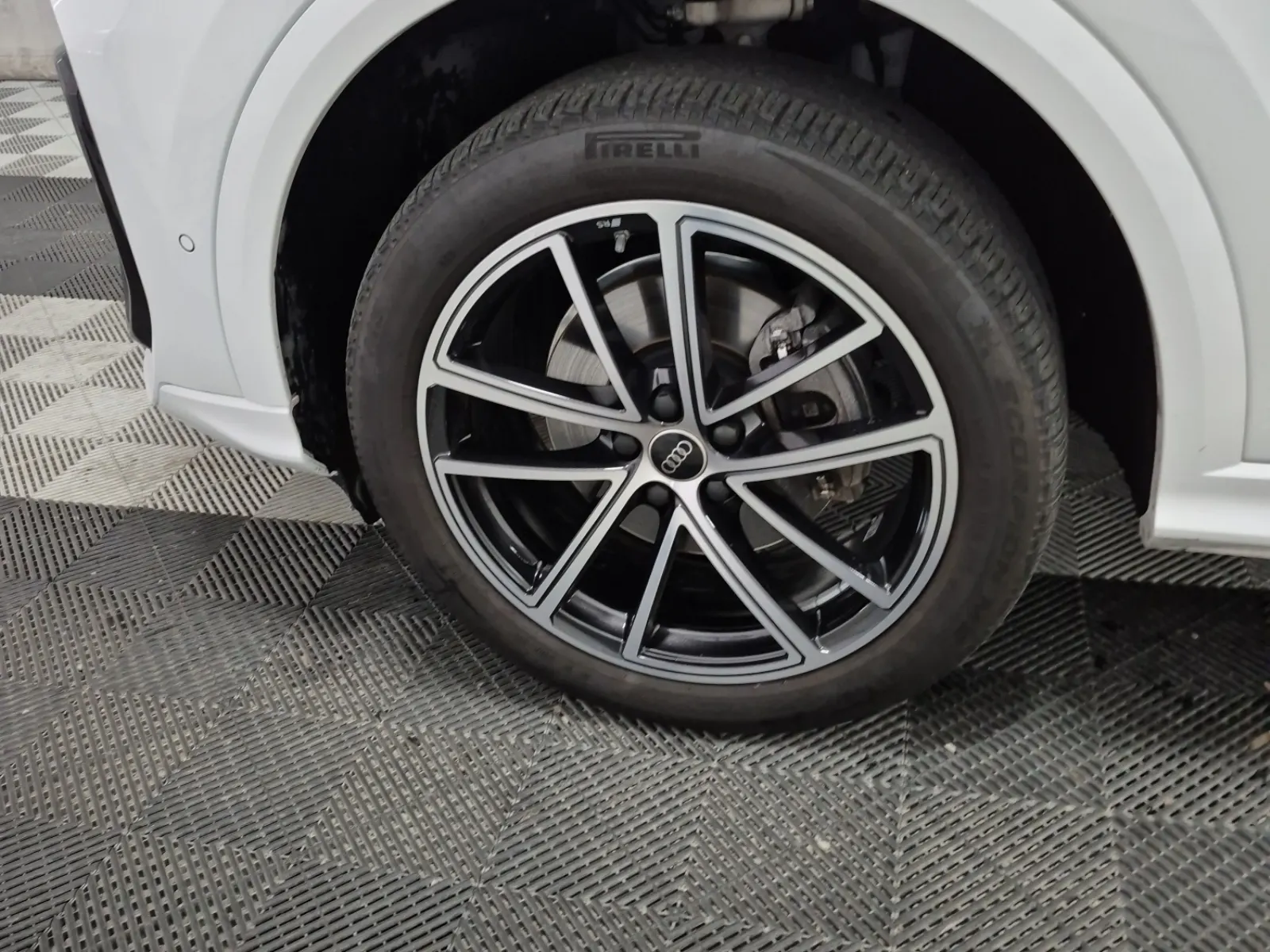 Front driver wheel/tire photo