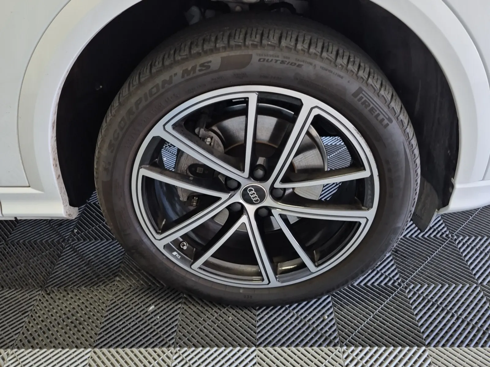 Right Front Wheel/Tire Photo