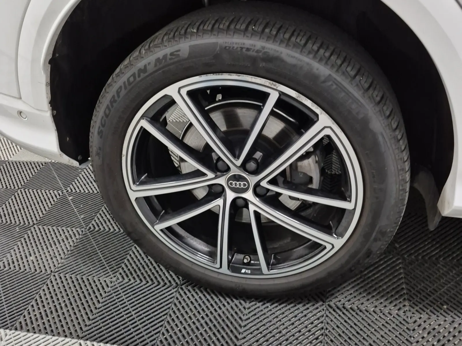 Right Rear Wheel/Tire Photo
