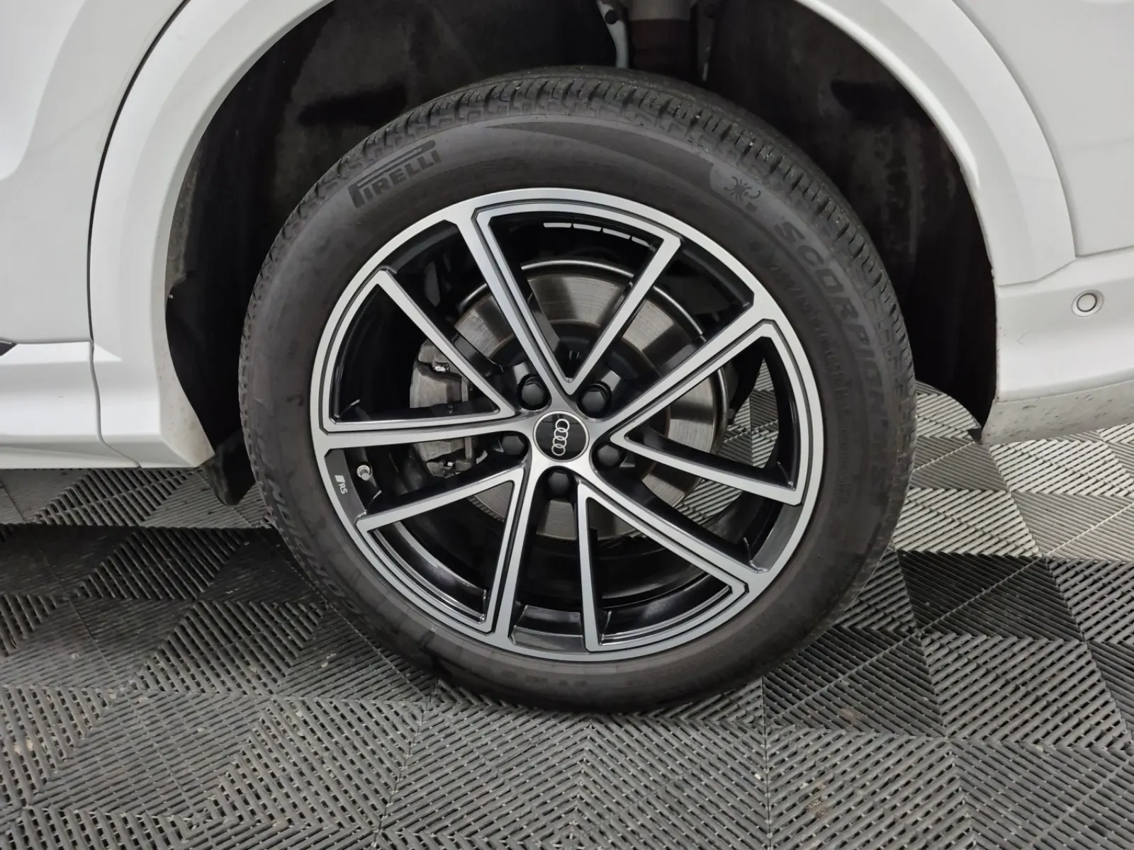 Left Rear Wheel/Tire Photo
