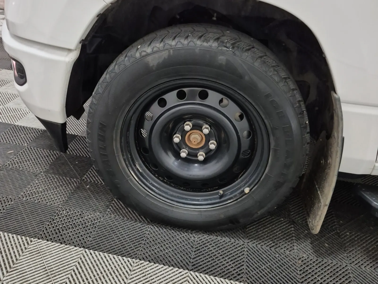Front driver wheel/tire photo