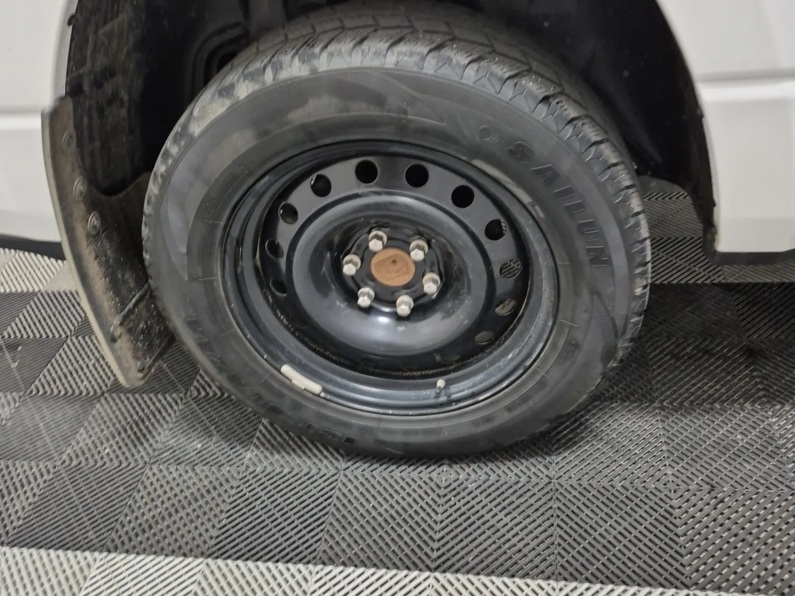 Right Rear Wheel/Tire Photo