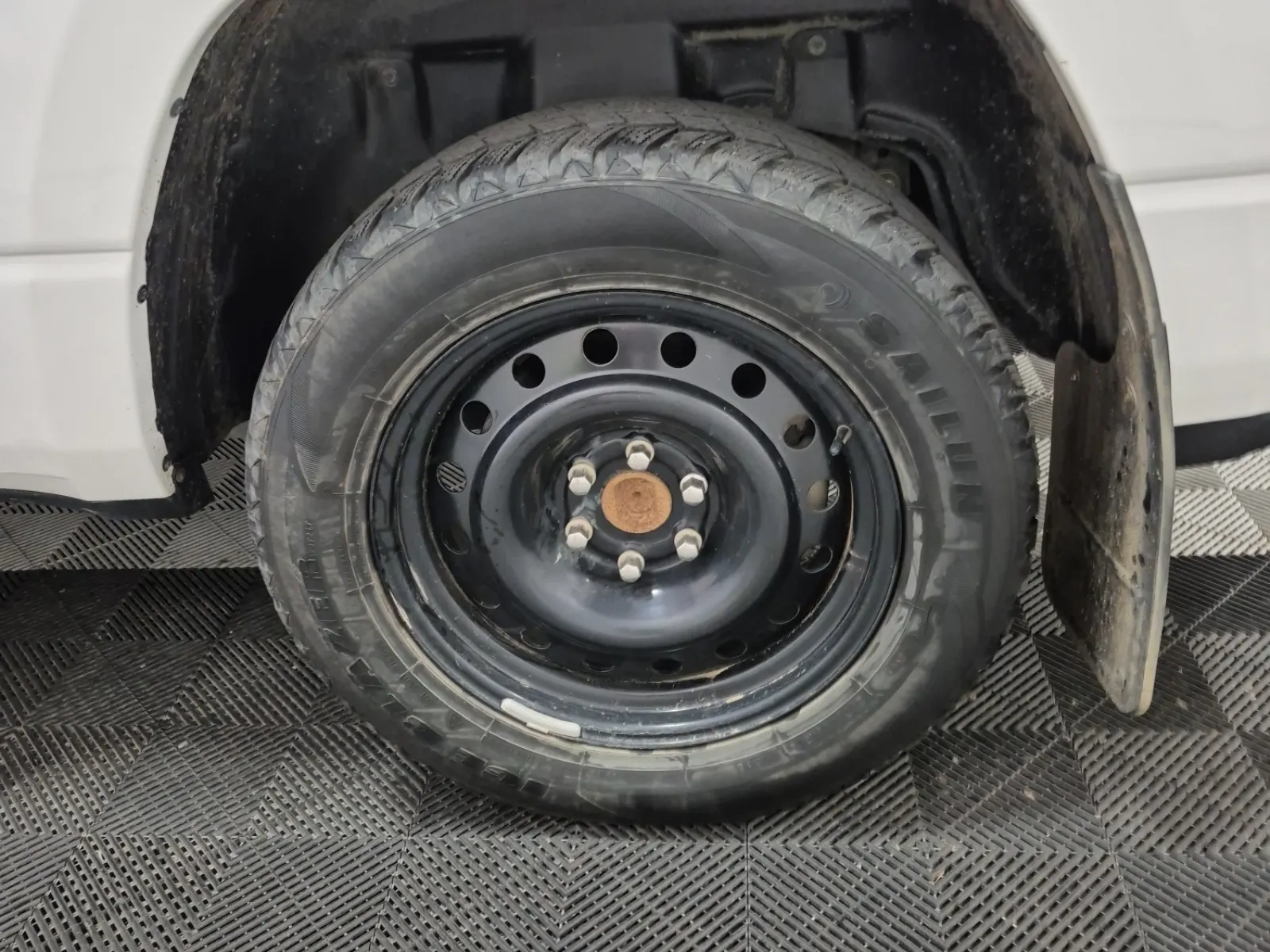 Left Rear Wheel/Tire Photo