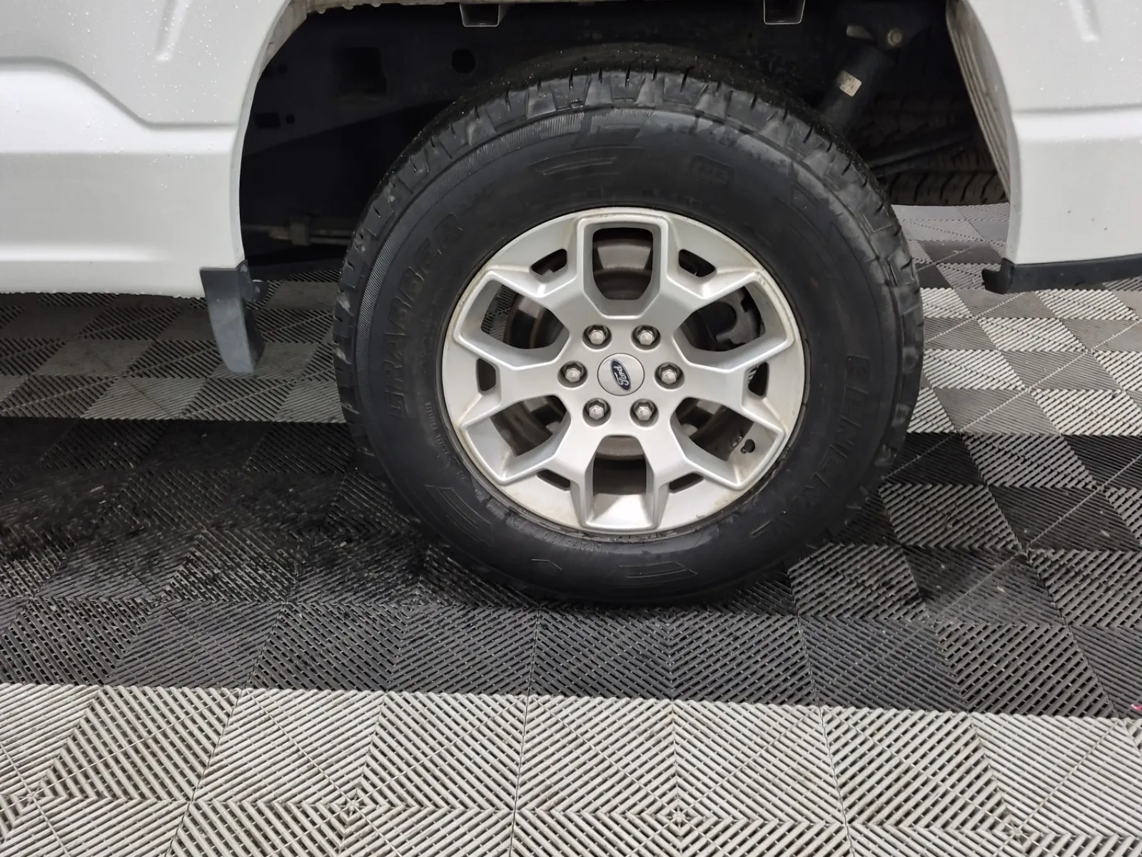 Left Rear Wheel/Tire Photo
