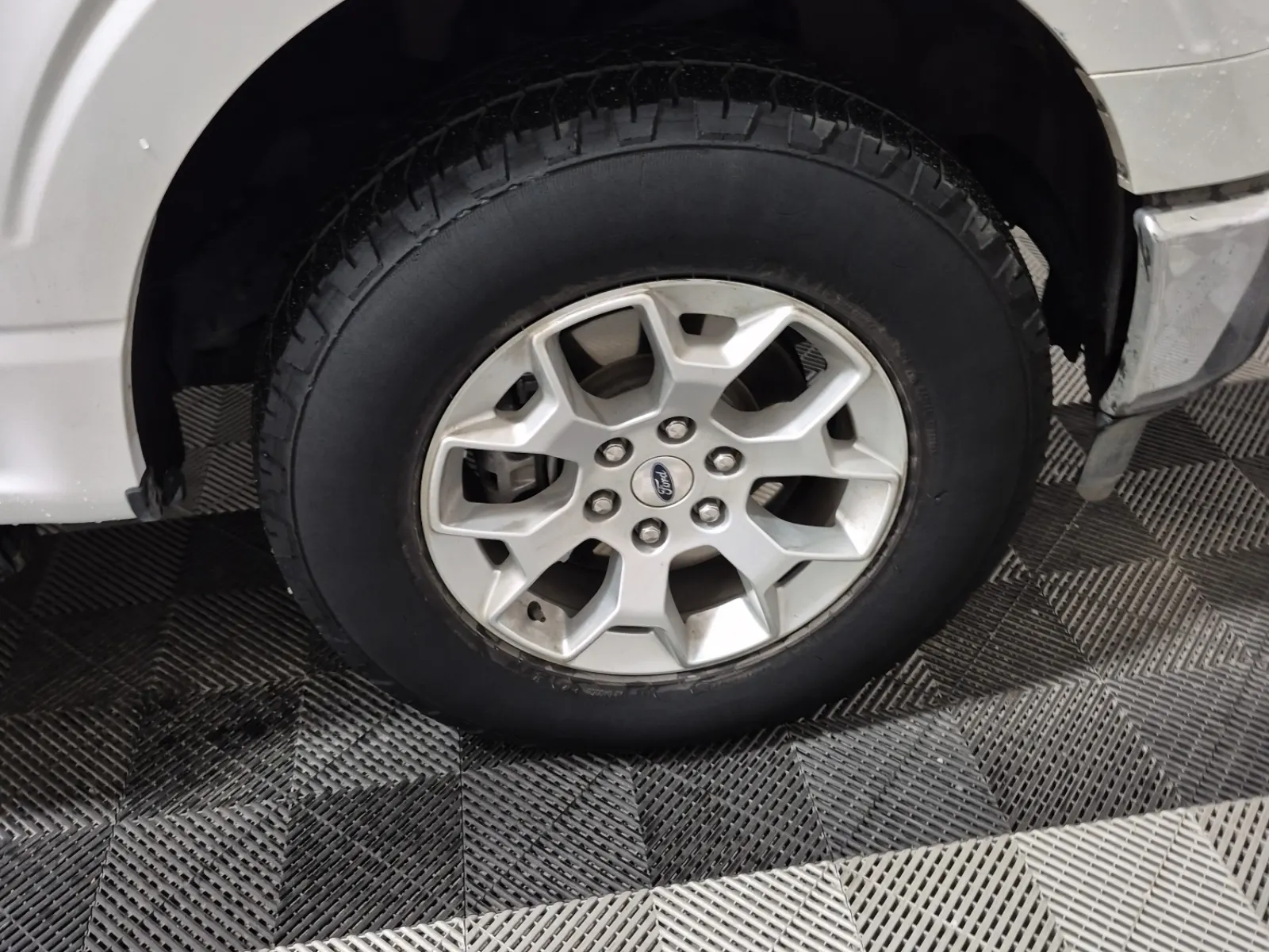 Right Front Wheel/Tire Photo