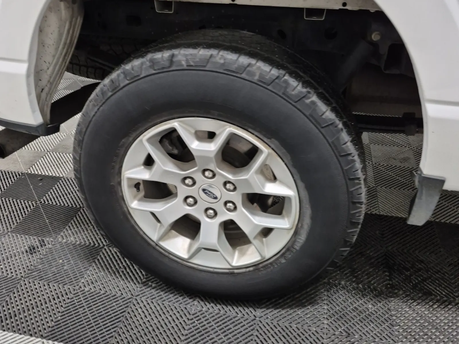 Right Rear Wheel/Tire Photo