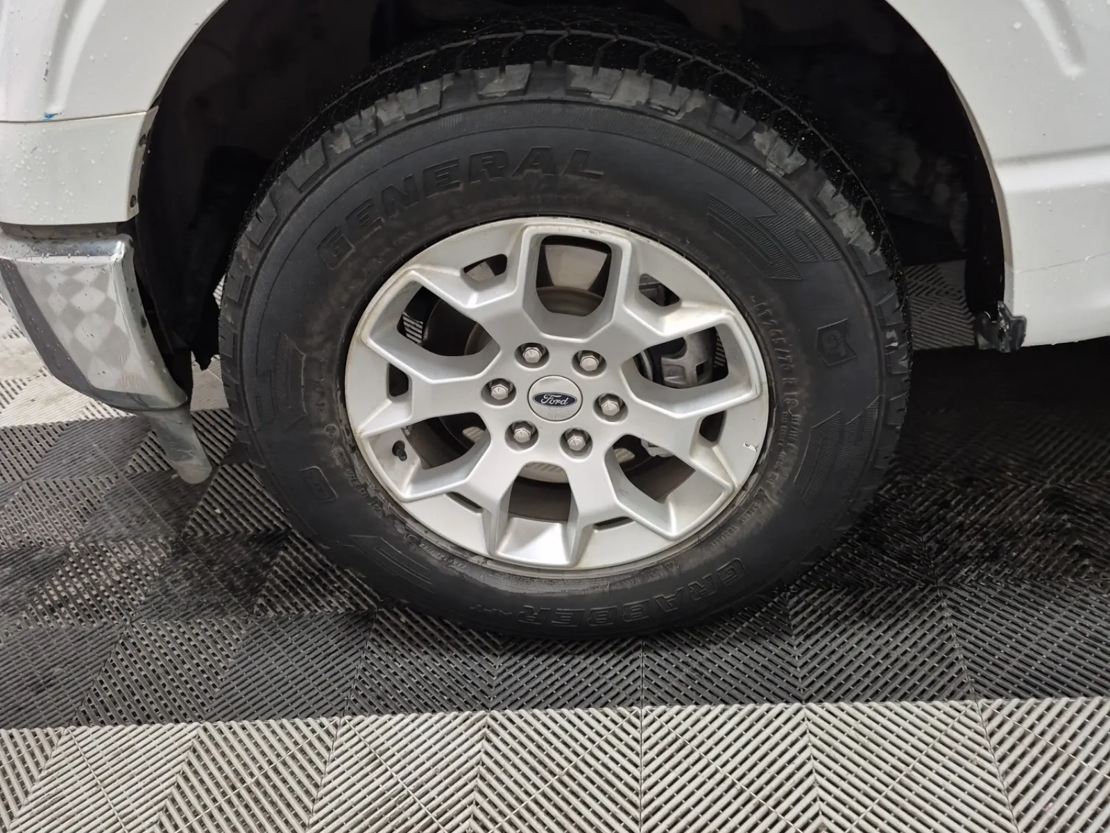 Front driver wheel/tire photo