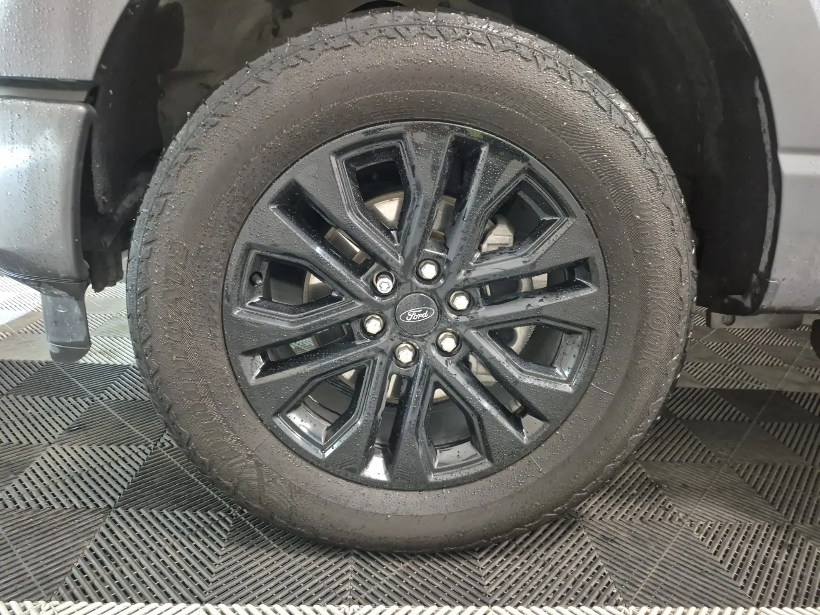 Front driver wheel/tire photo