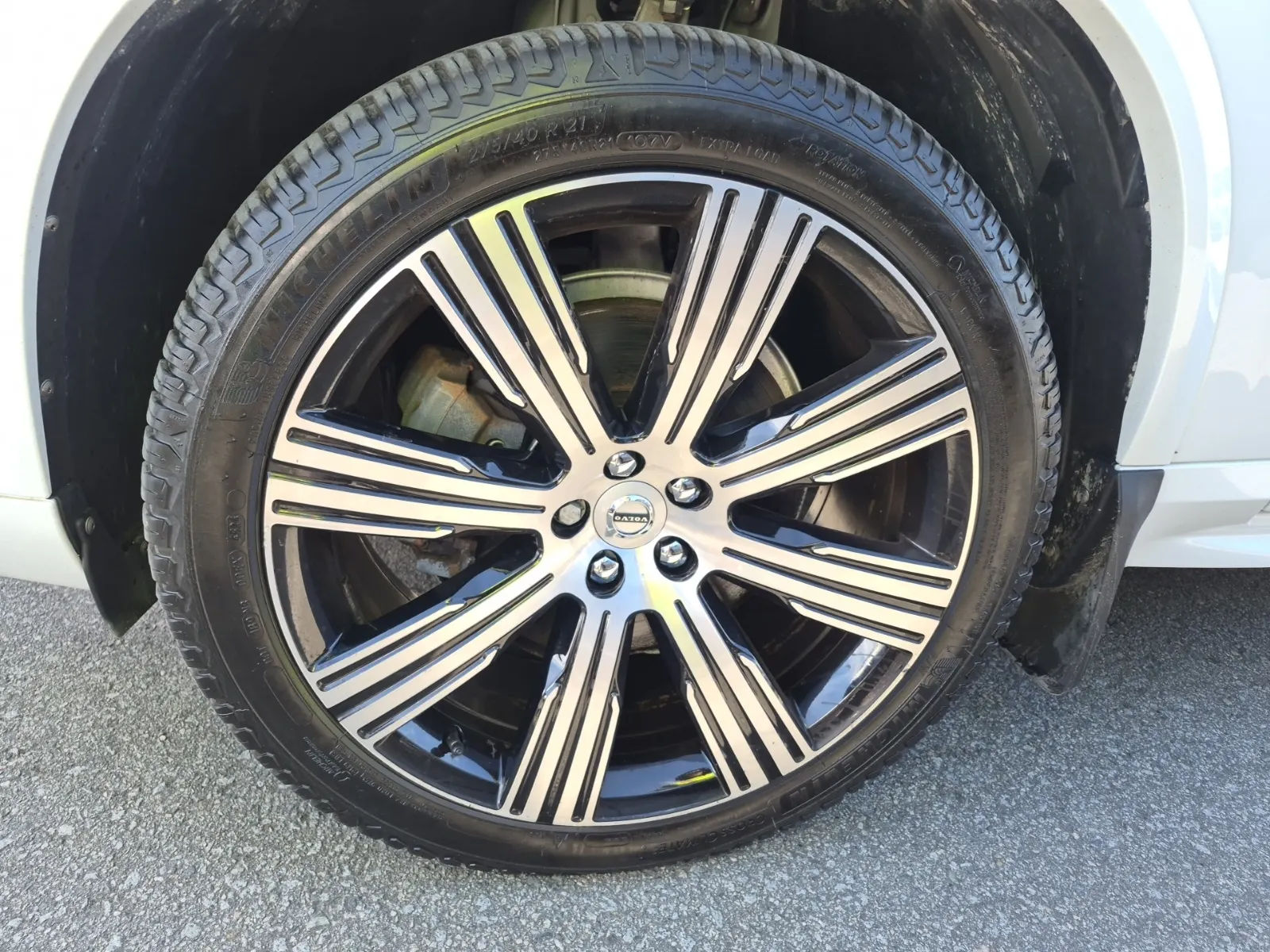 Front driver wheel/tire photo