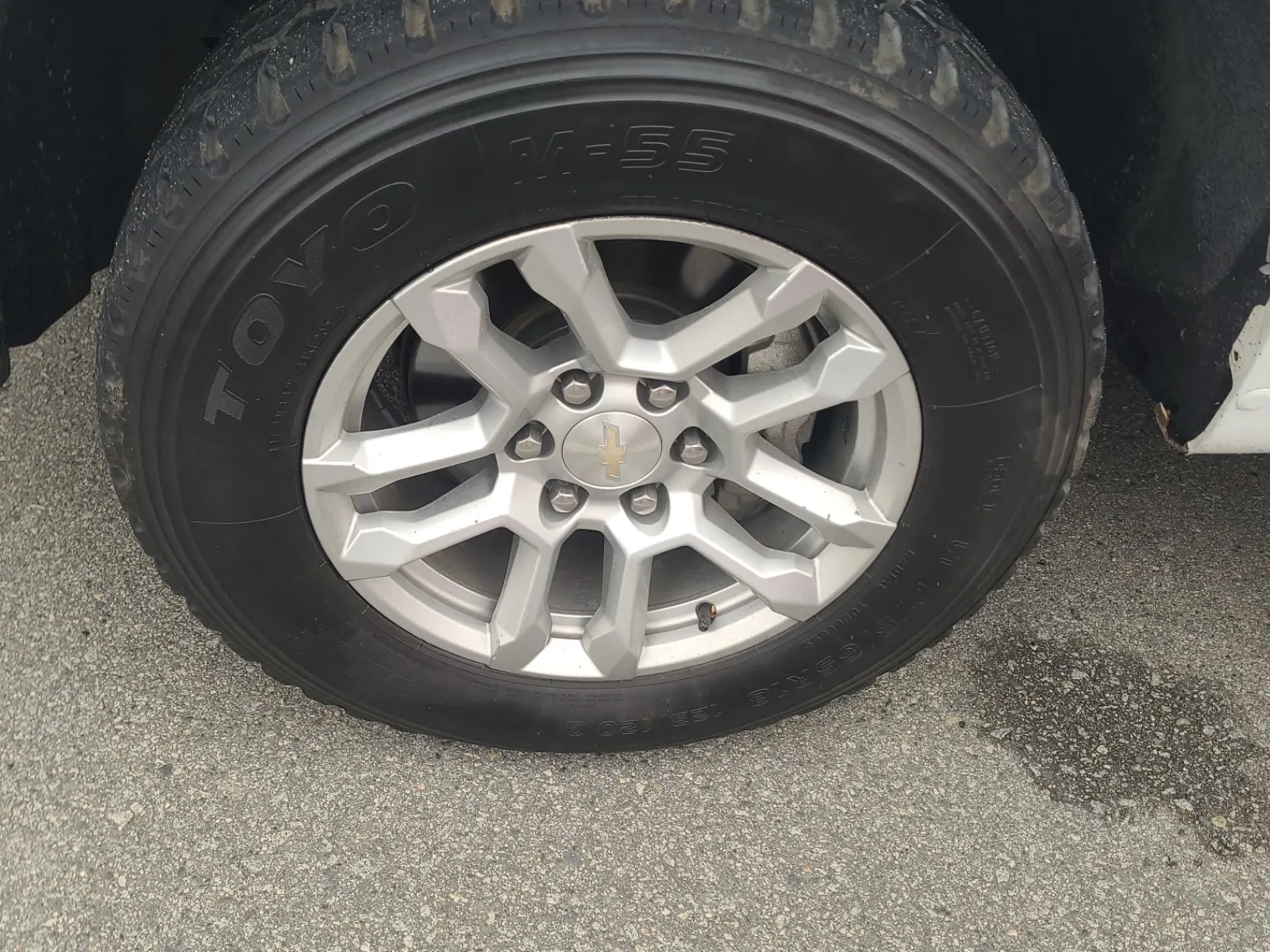 Front driver wheel/tire photo
