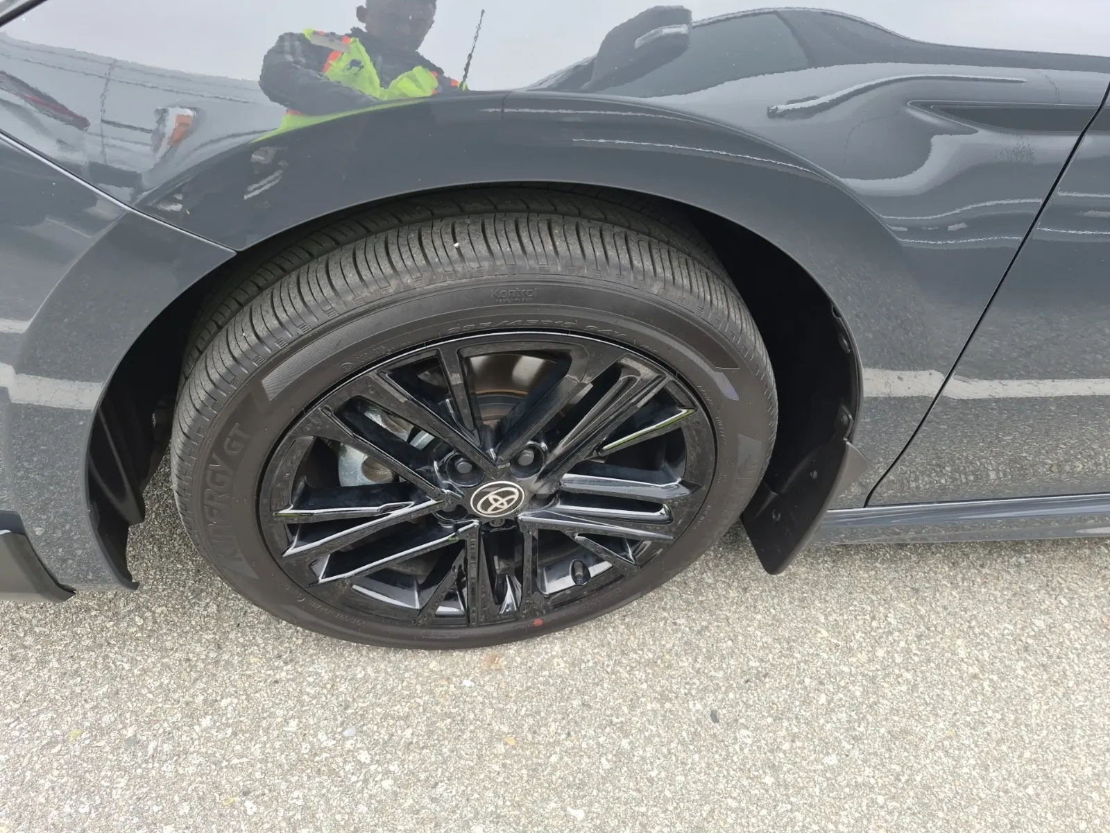 Front driver wheel/tire photo