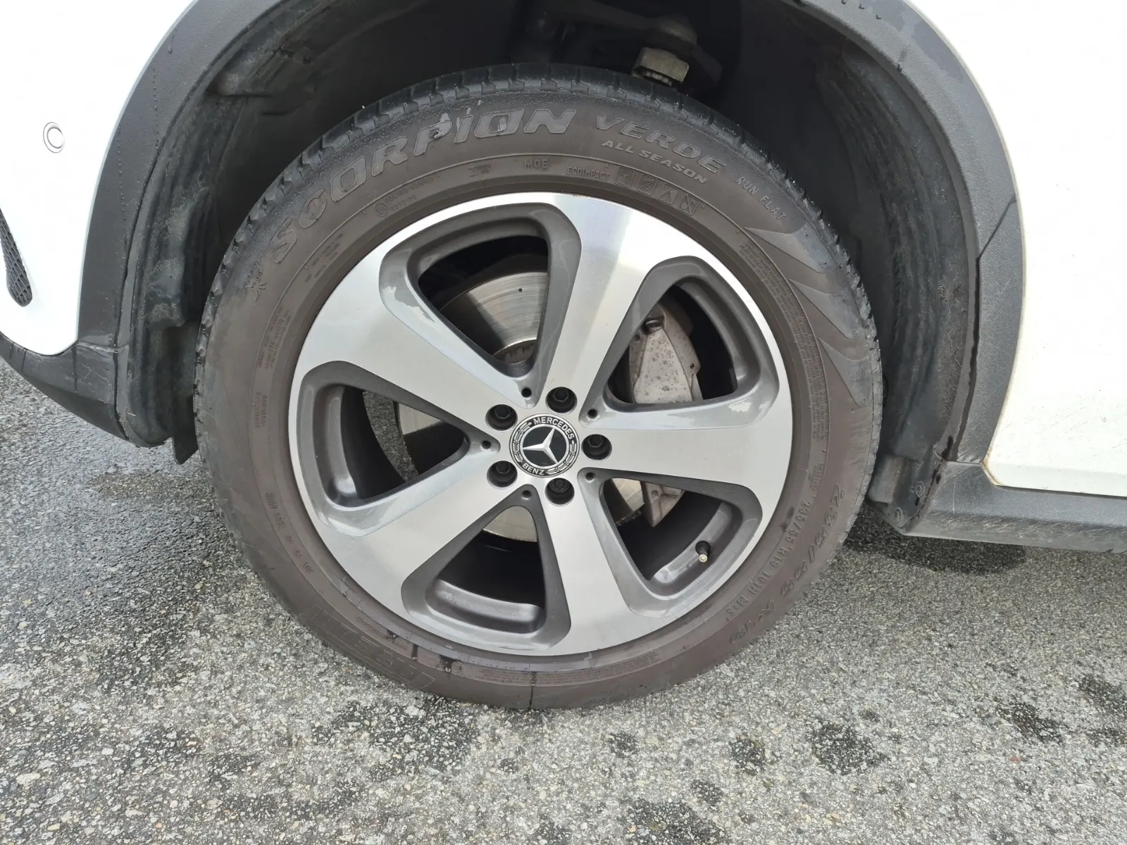 Front driver wheel/tire photo