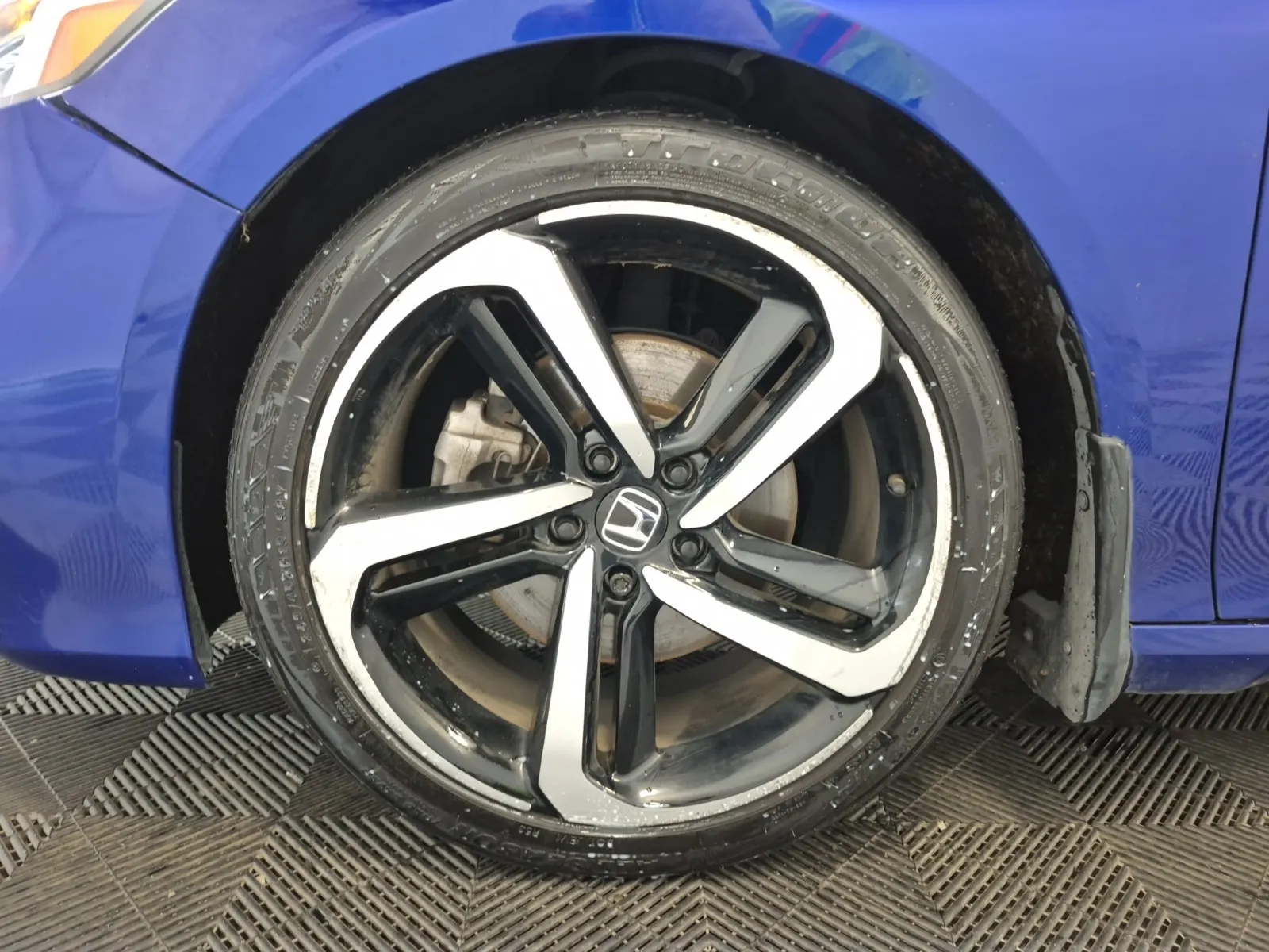 Front driver wheel/tire photo