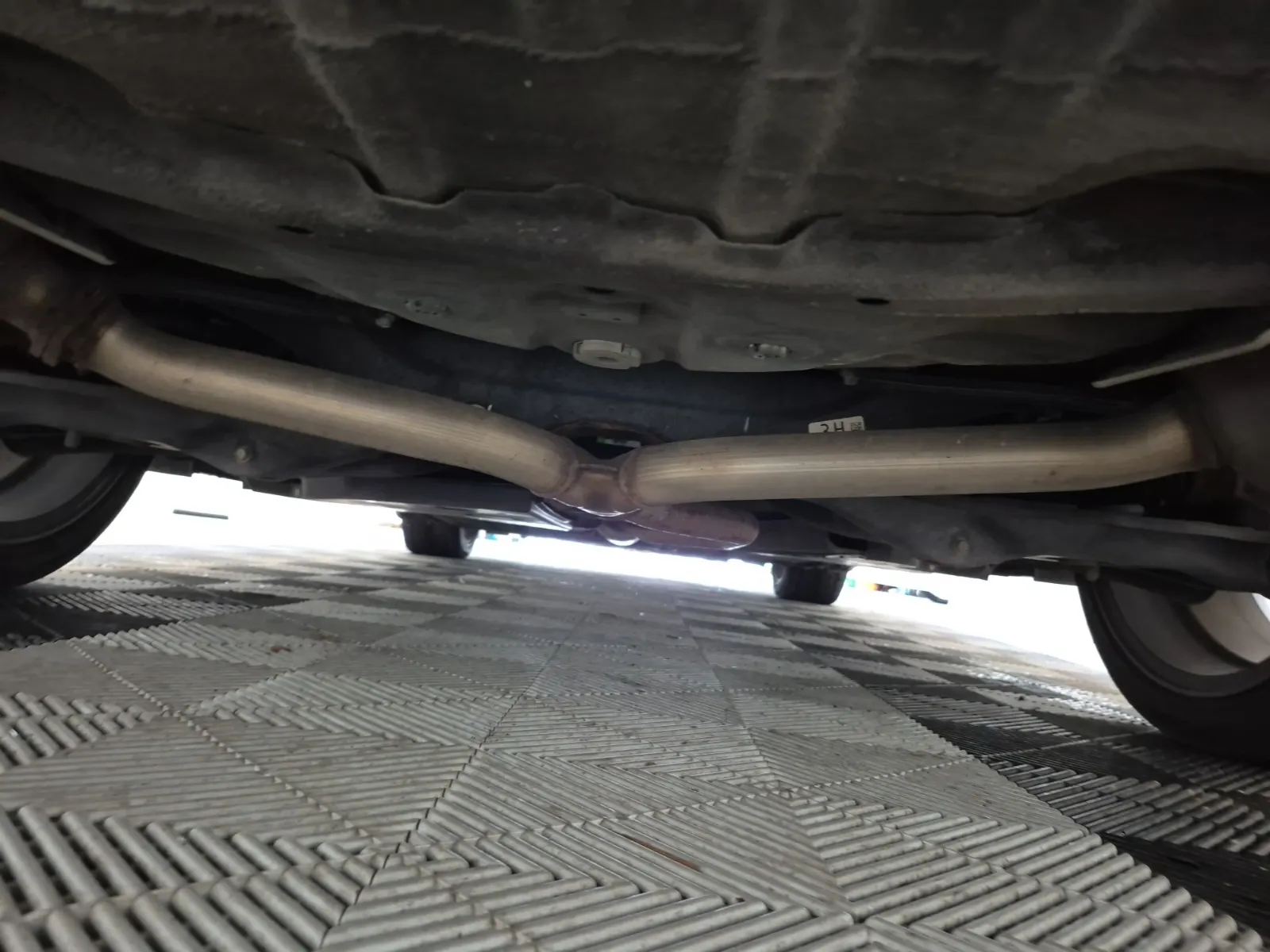 Undercarriage - Rear Photo