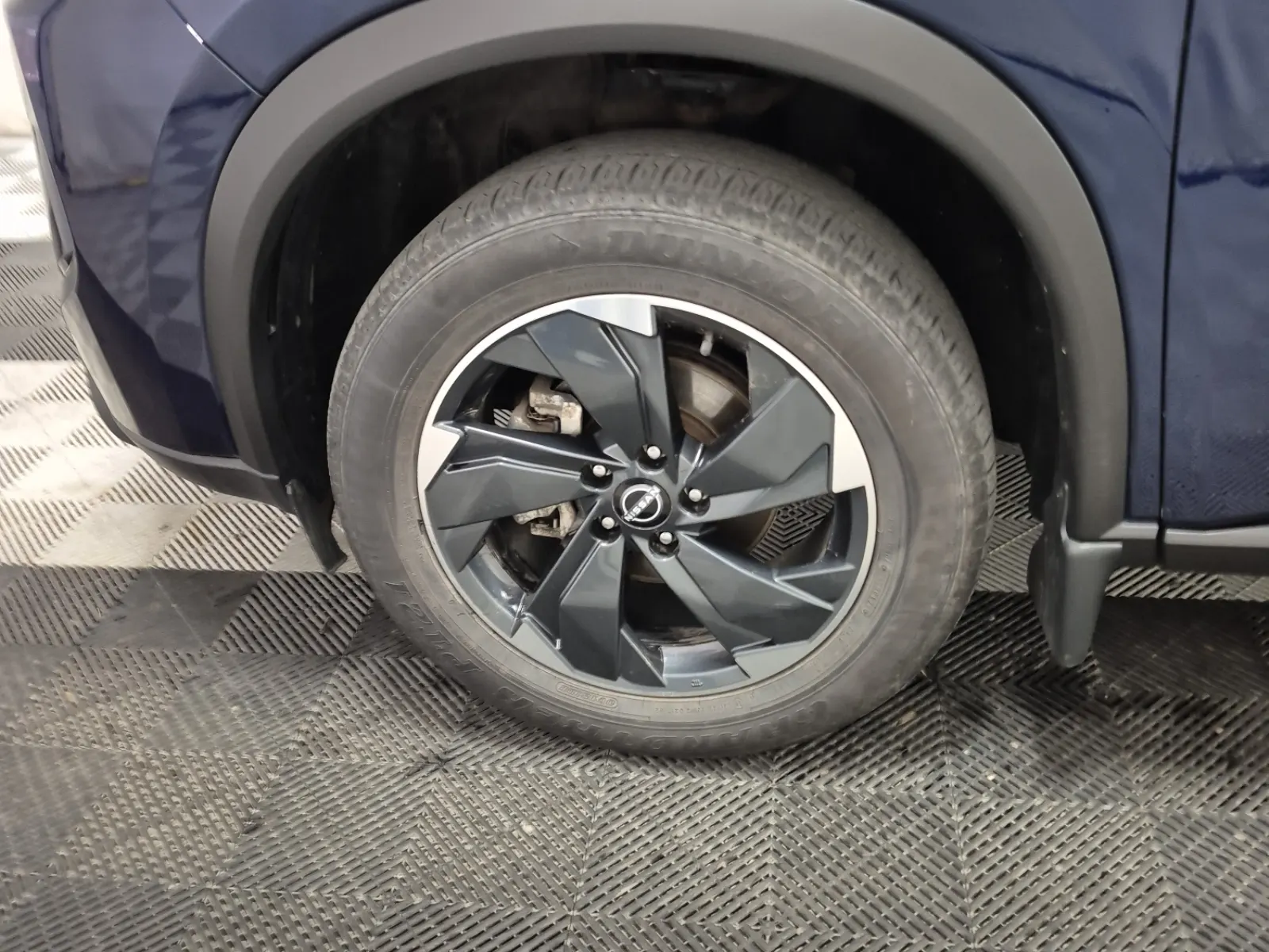 Front driver wheel/tire photo