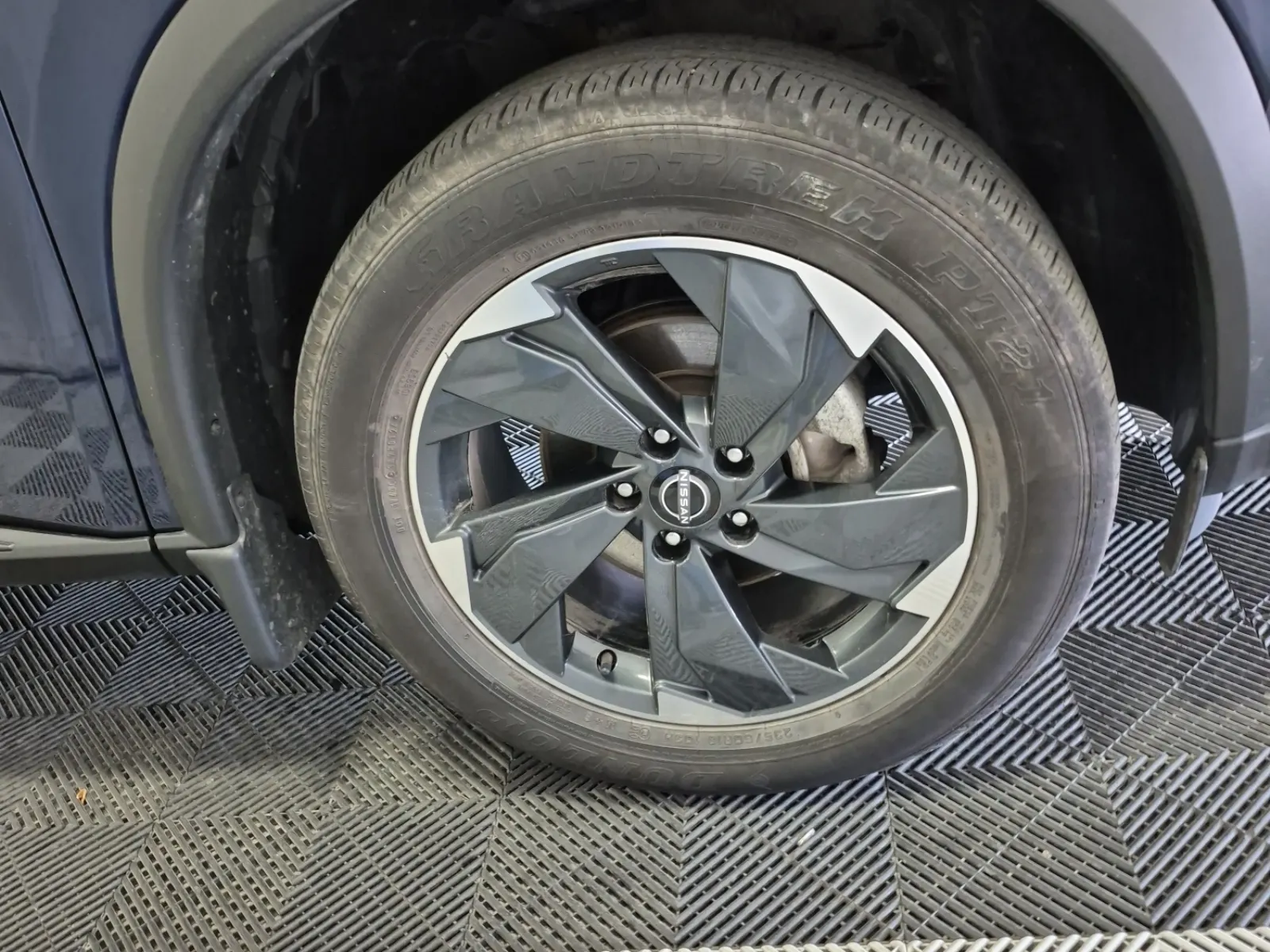 Right Front Wheel/Tire Photo