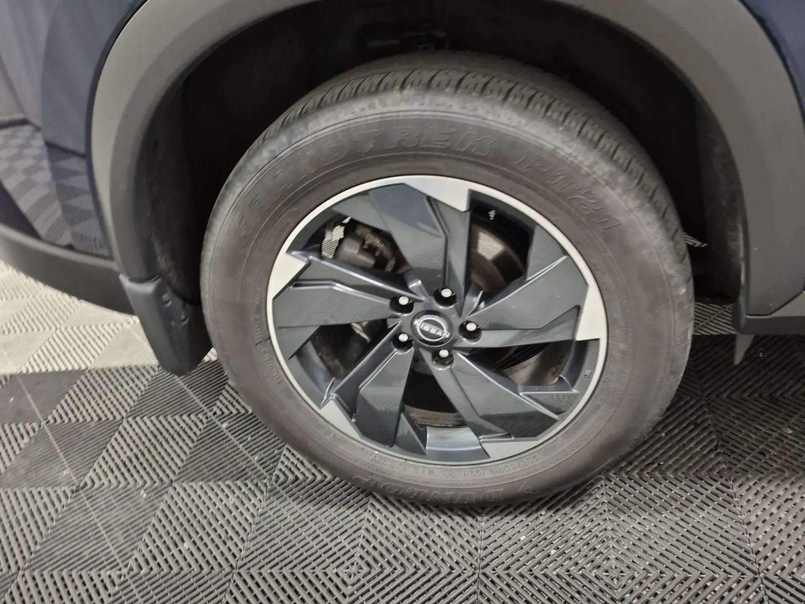 Right Rear Wheel/Tire Photo
