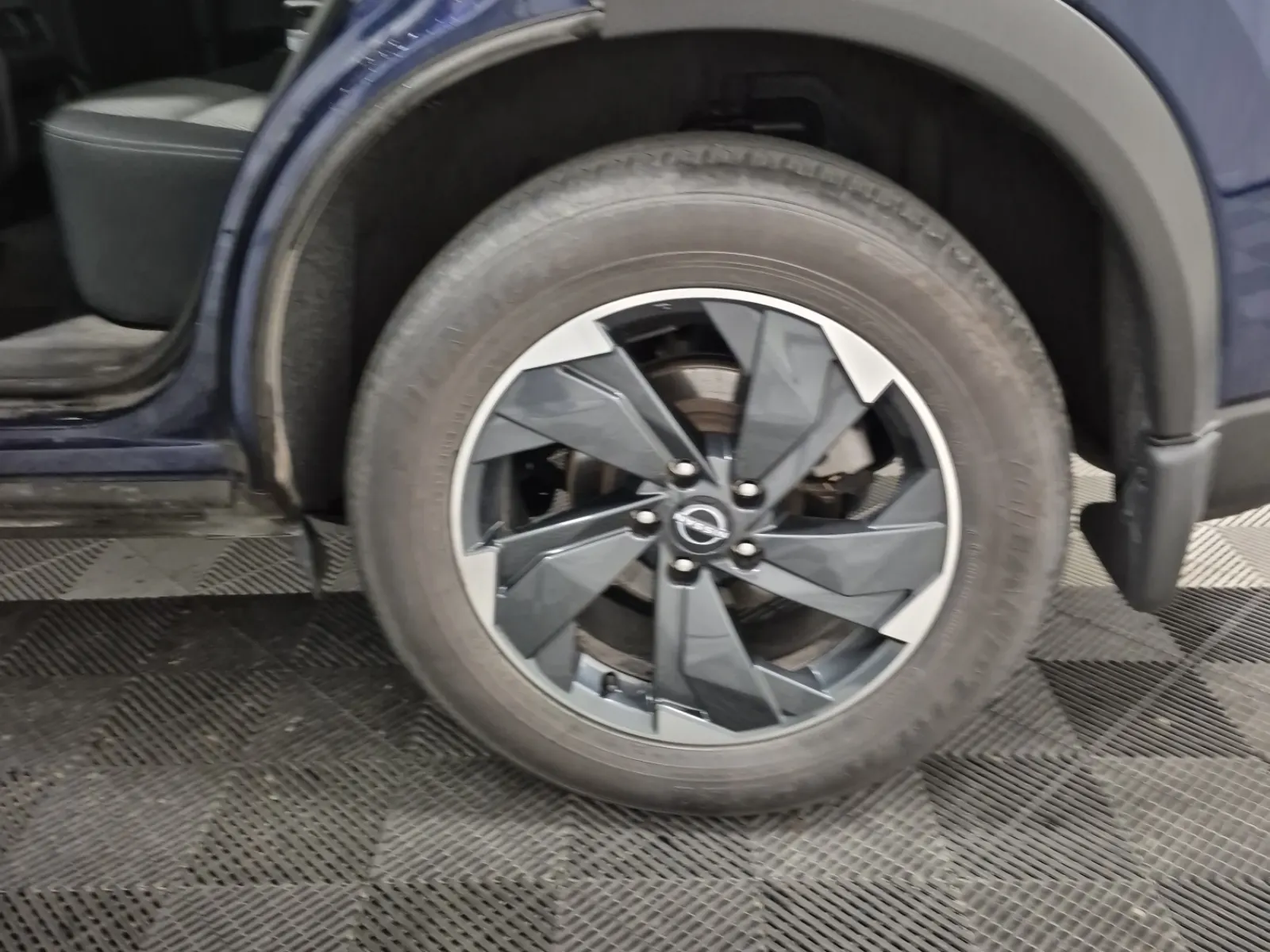Left Rear Wheel/Tire Photo