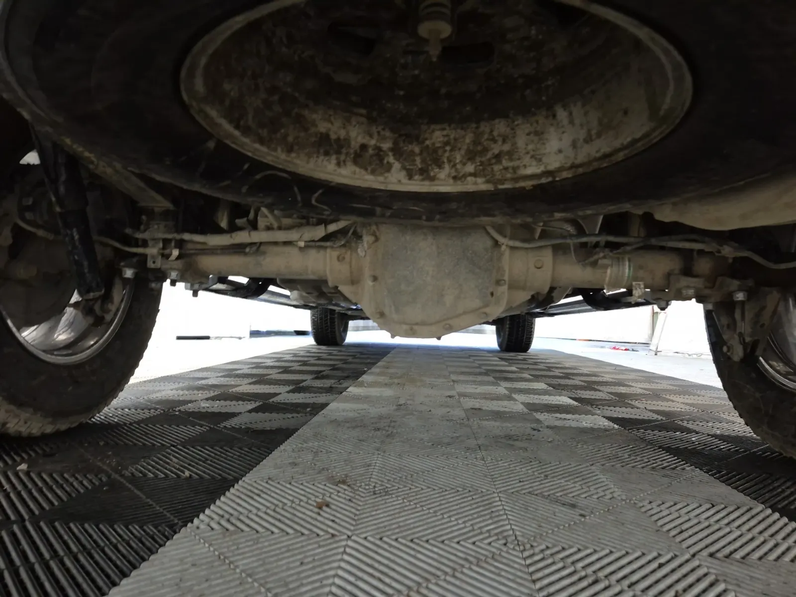 Undercarriage - Rear Photo