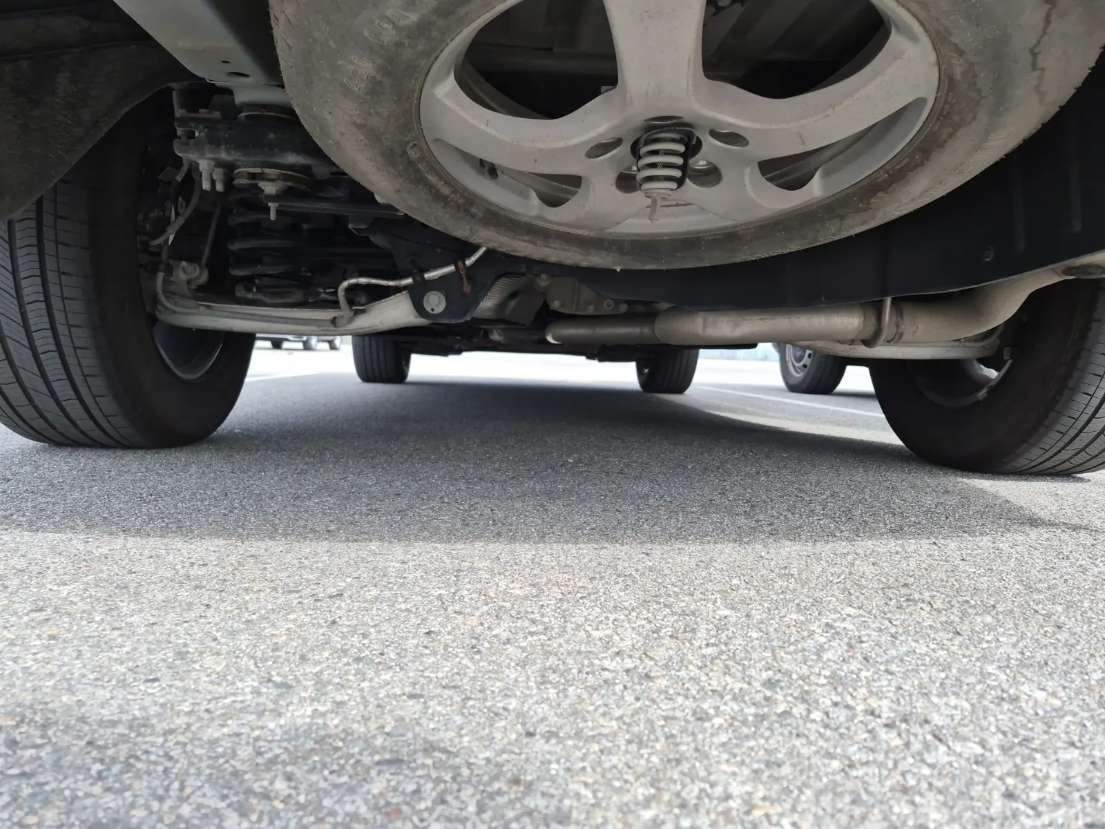 Undercarriage - Rear Photo