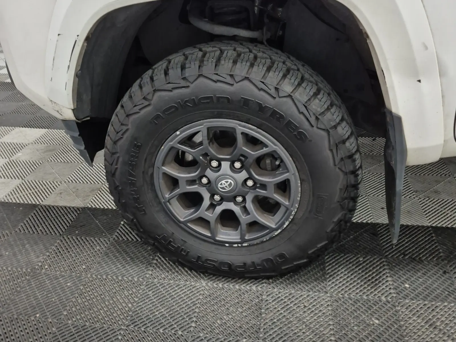 Front driver wheel/tire photo