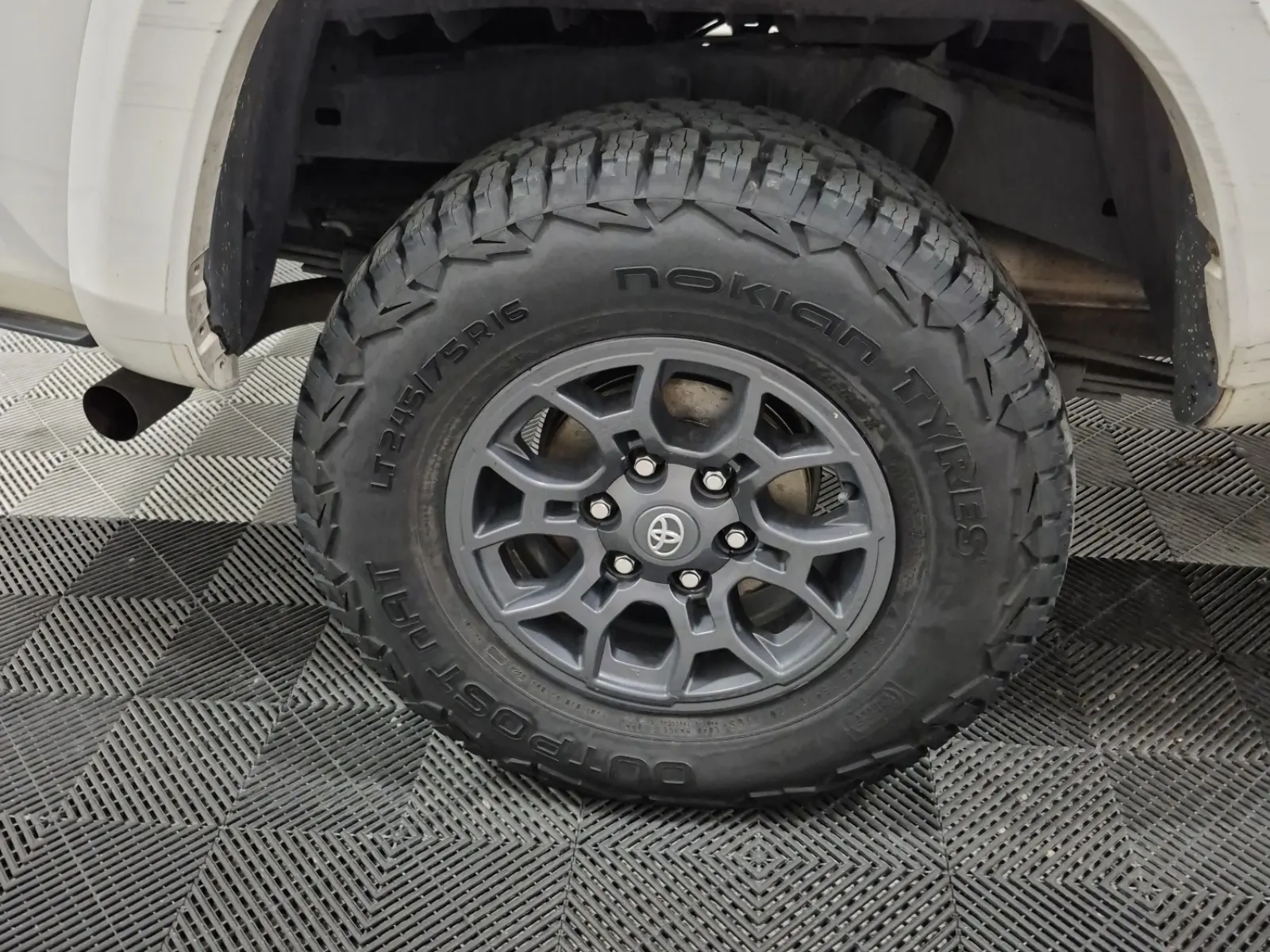 Right Rear Wheel/Tire Photo