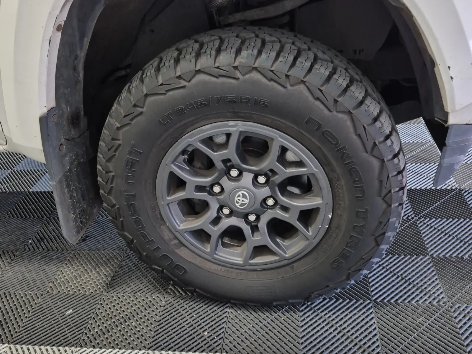 Right Front Wheel/Tire Photo