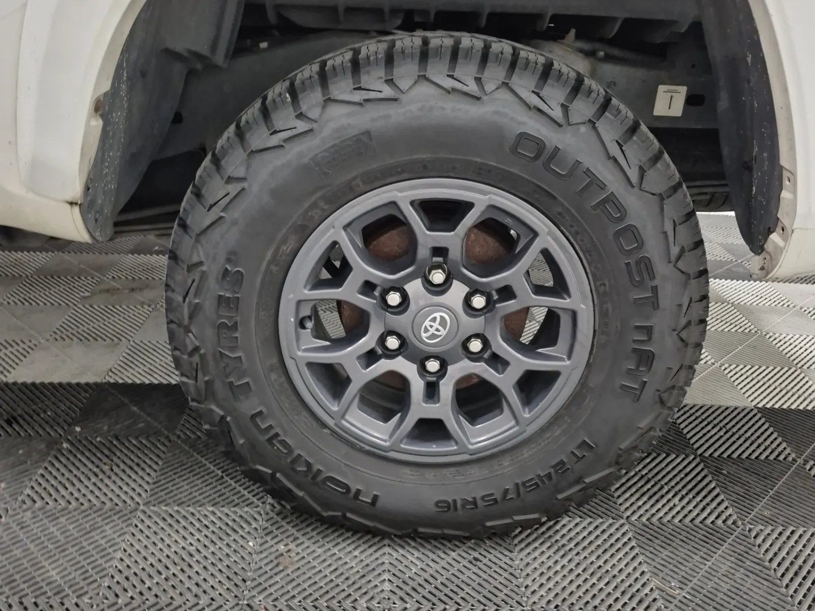 Left Rear Wheel/Tire Photo